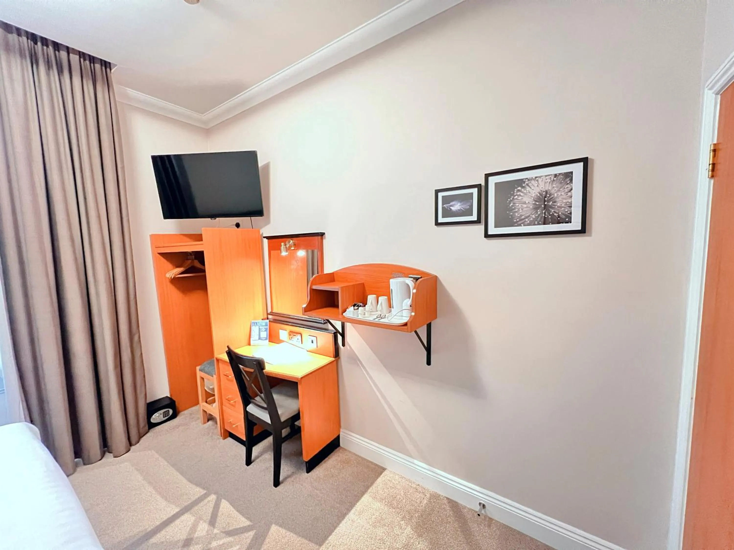 Coffee/tea facilities, Bed in Best Western Corona Hotel