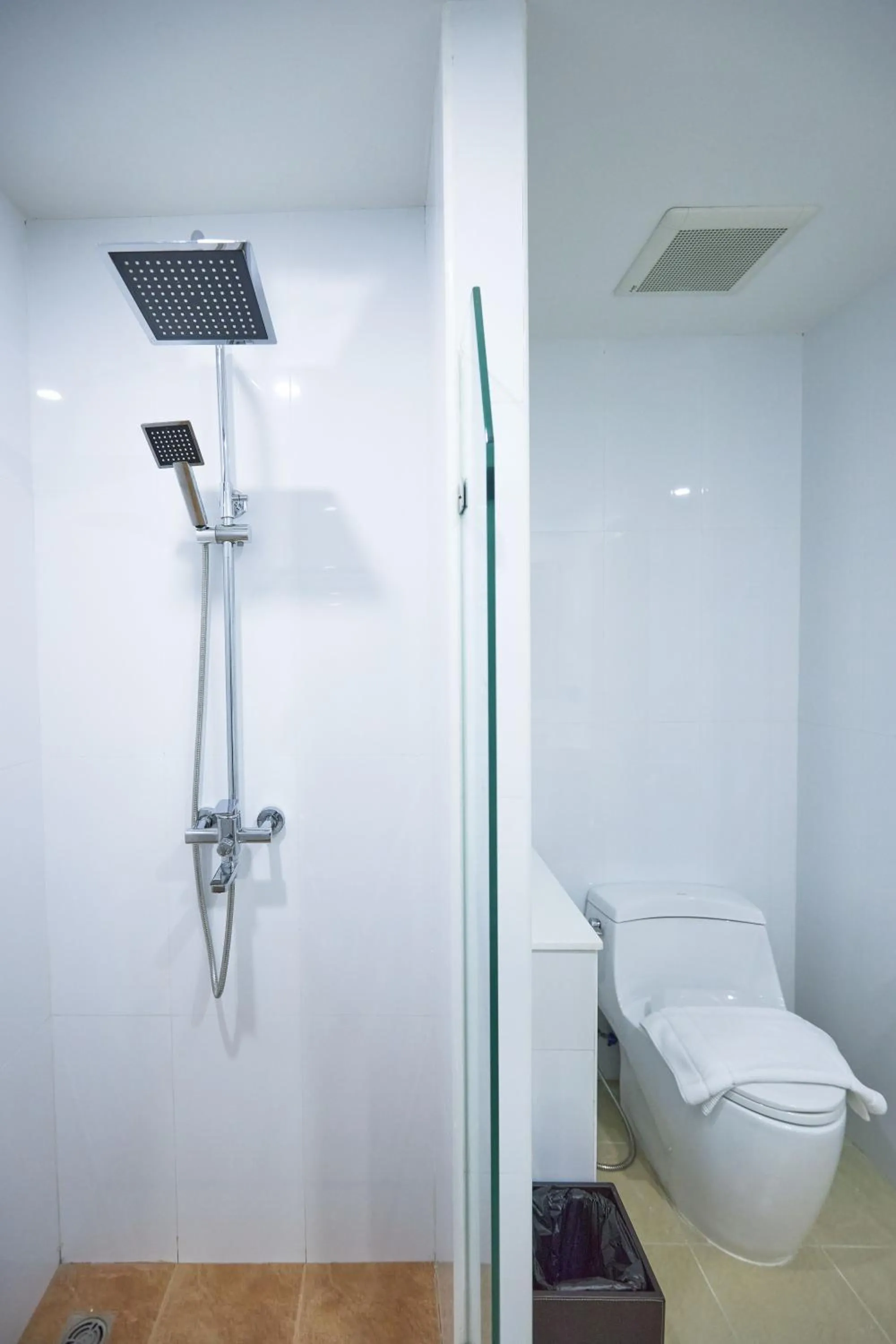 Bathroom in Cozy Donmueang Hotel