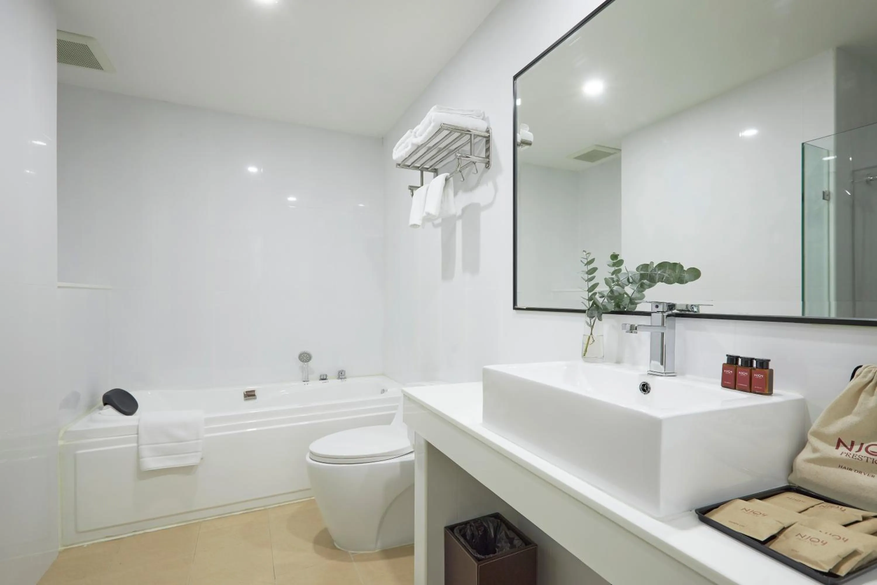 Bathroom in Cozy Donmueang Hotel