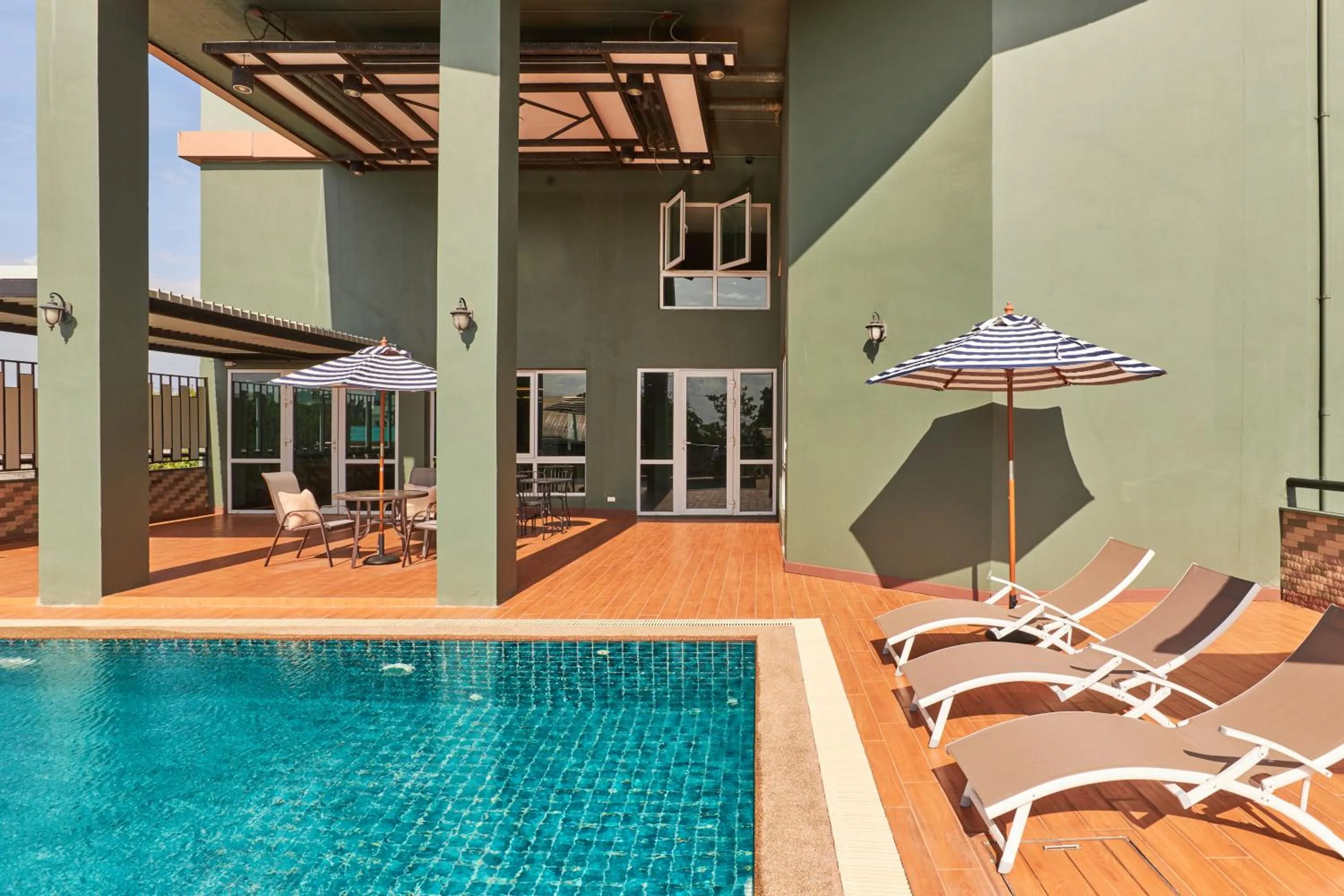 Swimming pool in Cozy Donmueang Hotel