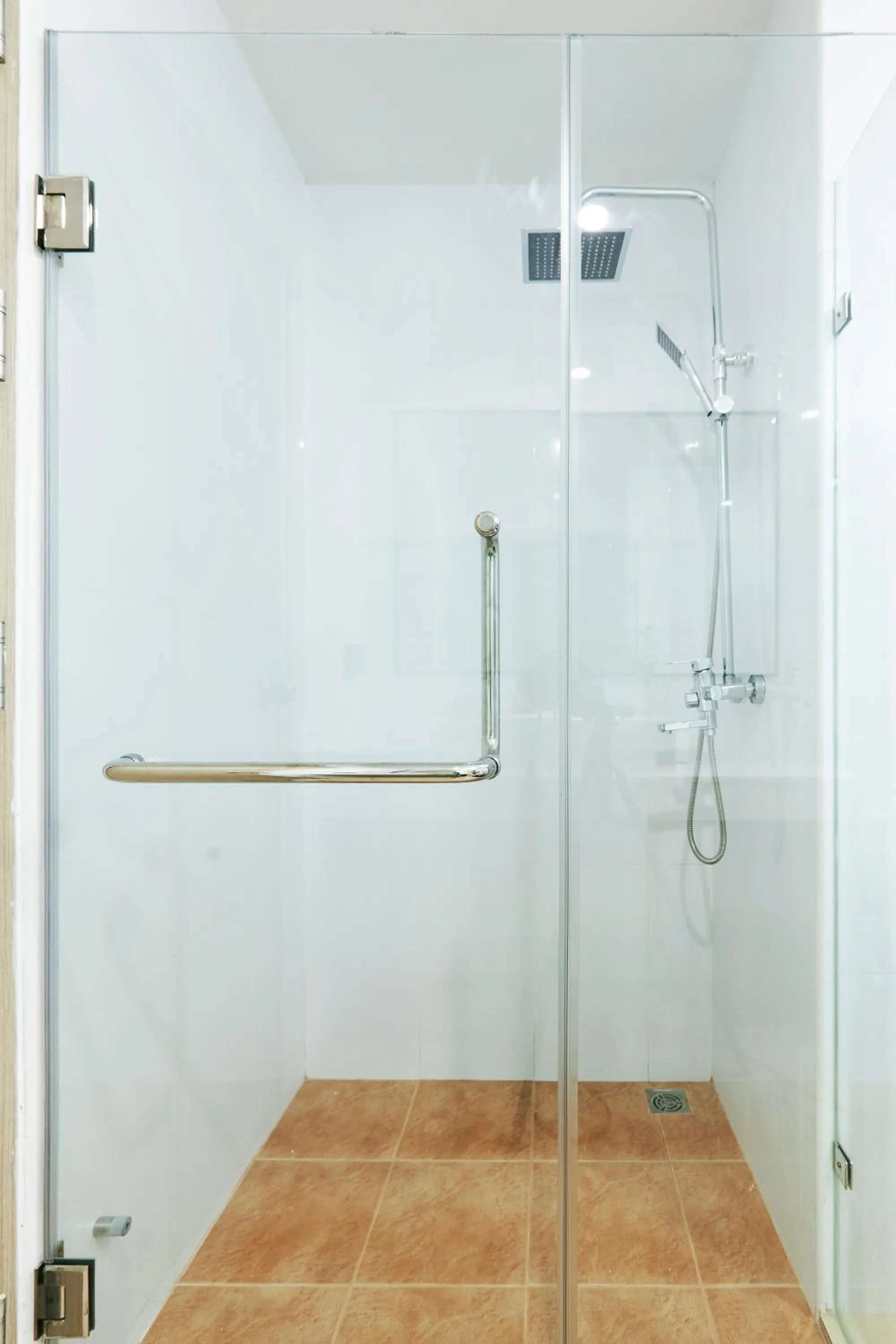 Shower in Cozy Donmueang Hotel