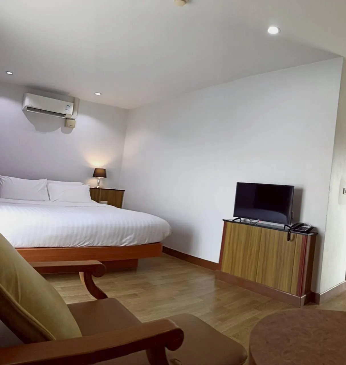 Bed in Cozy Donmueang Hotel