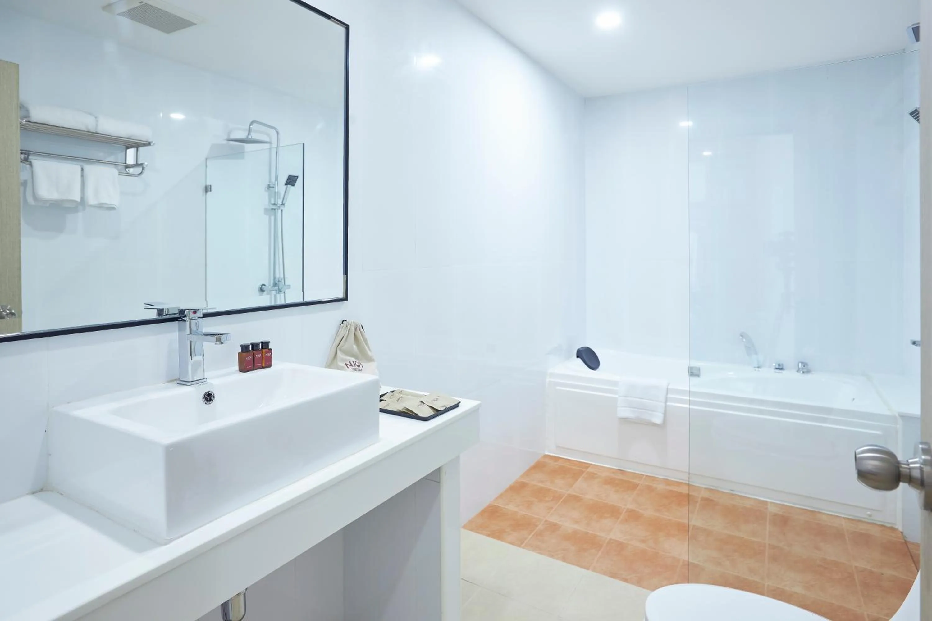 Bathroom in Cozy Donmueang Hotel