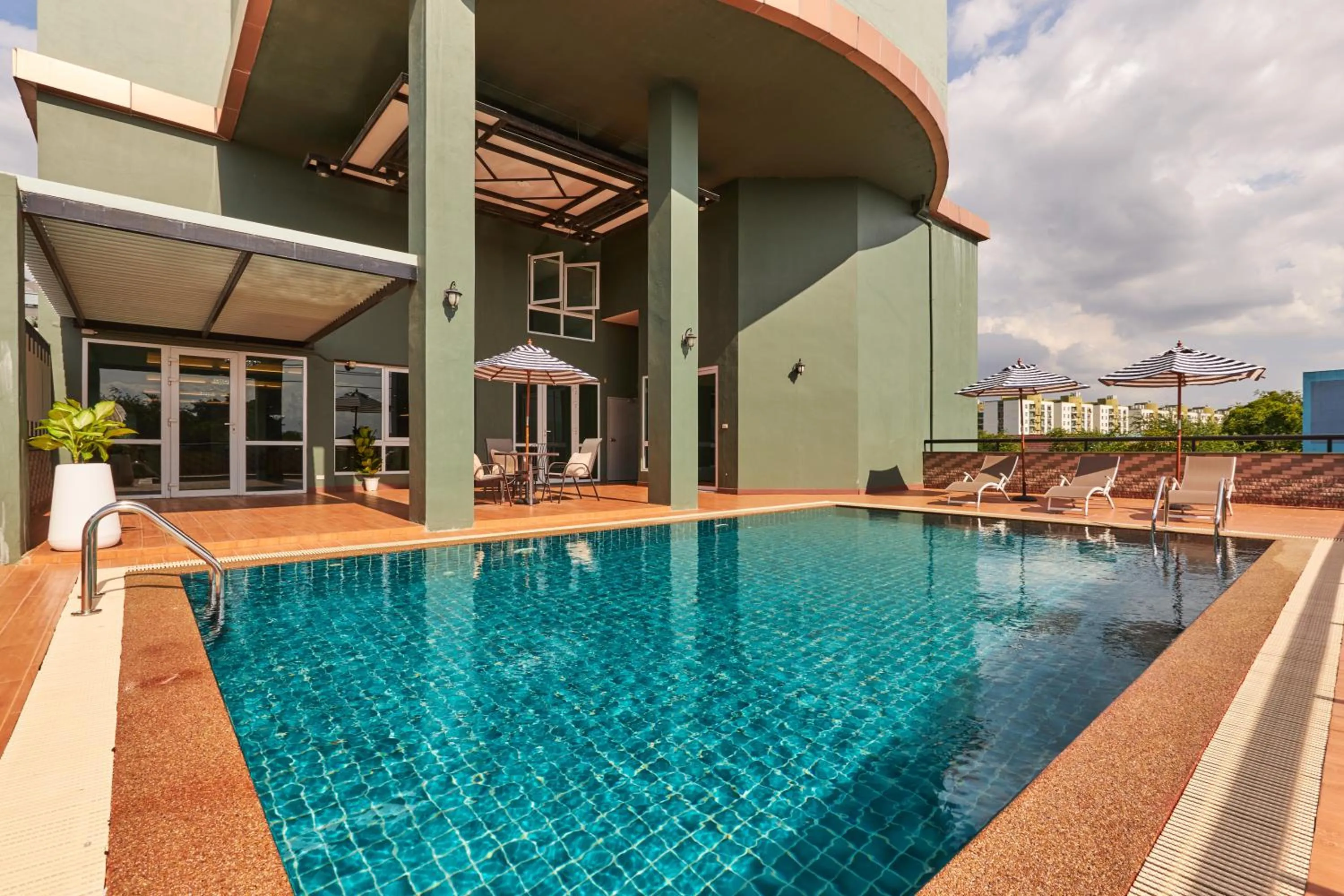 Swimming pool in Cozy Donmueang Hotel