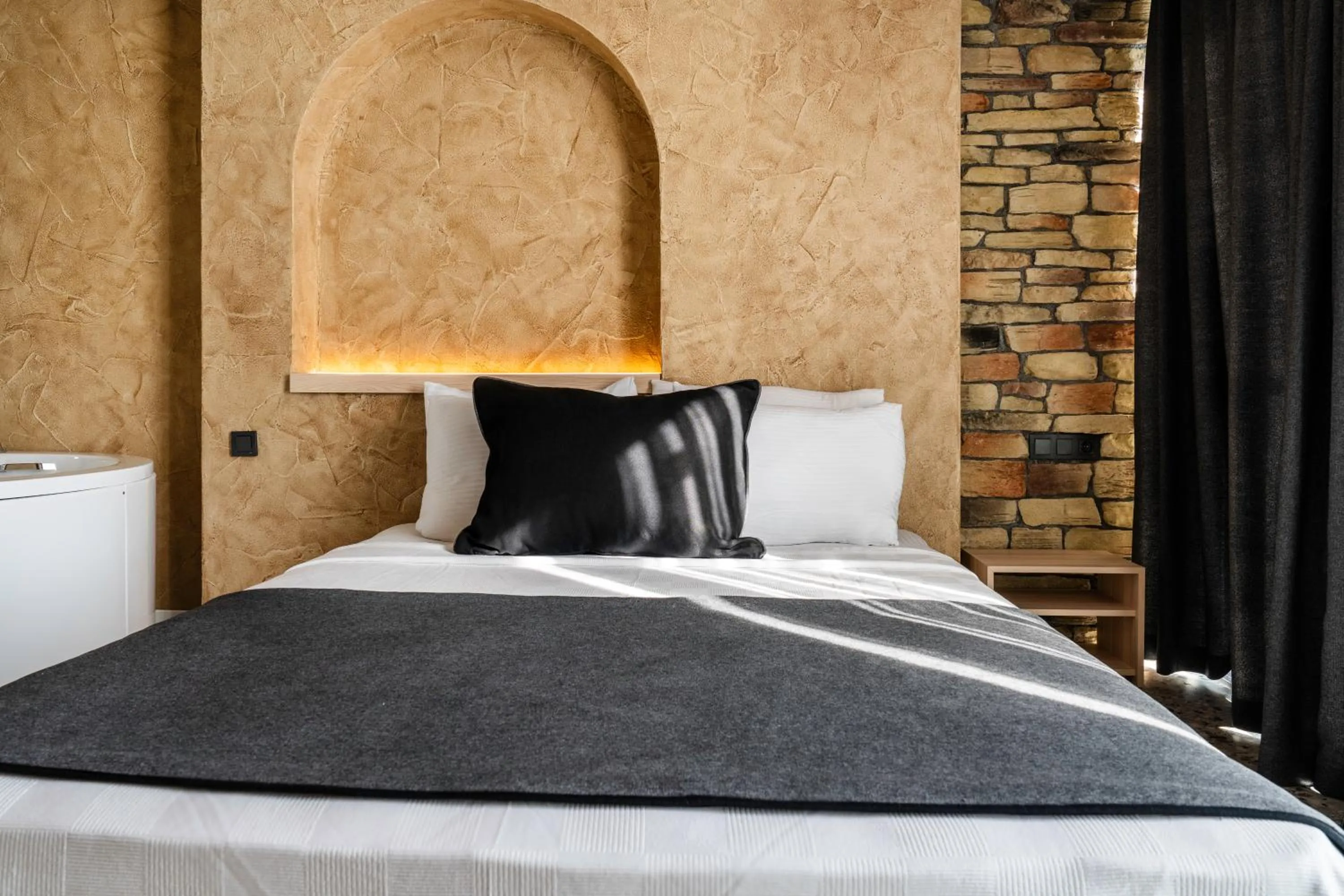 Bathroom, Bed in Lucky Monkey Midi Hotel