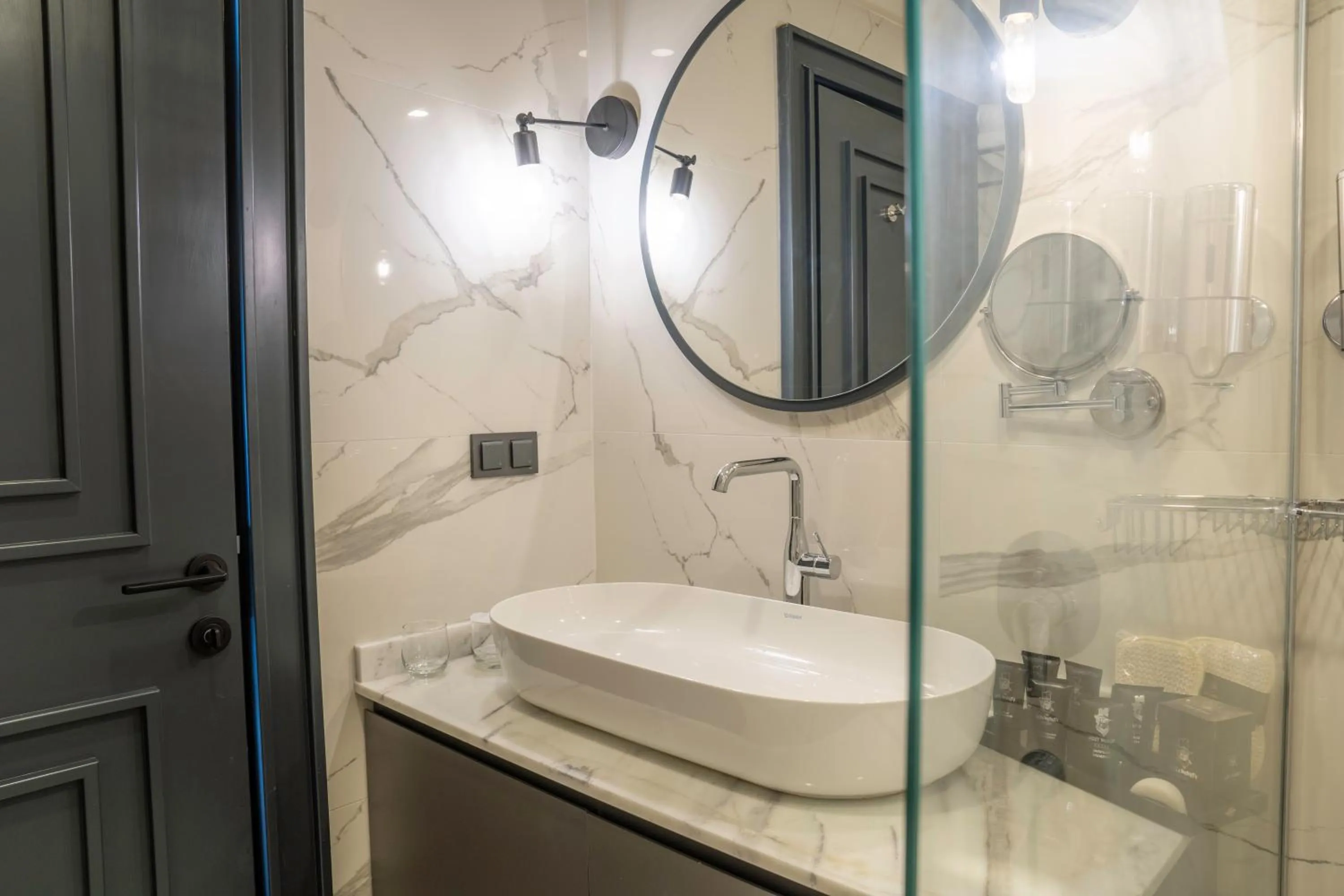 Shower in Lucky Monkey Midi Hotel