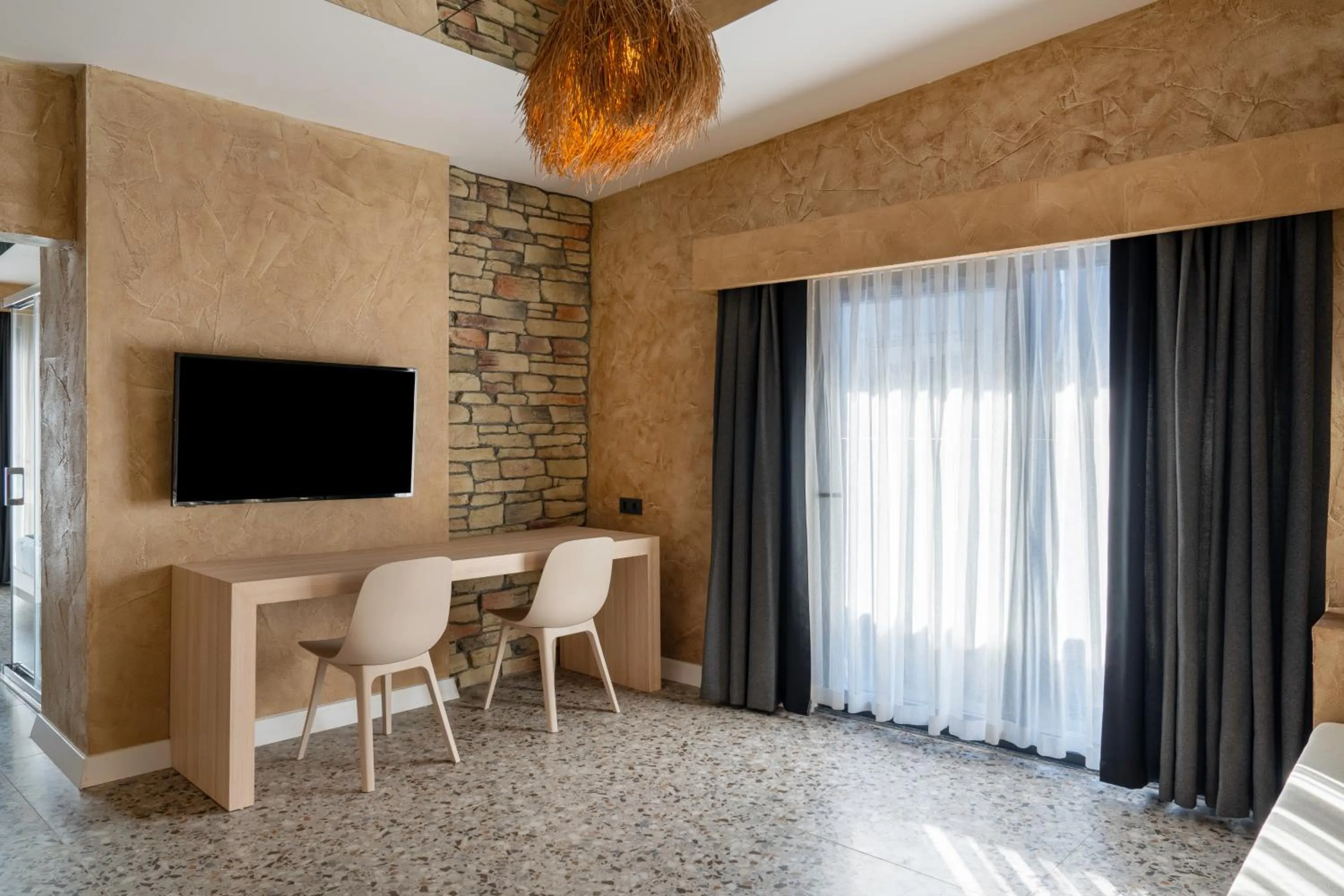 TV and multimedia in Lucky Monkey Midi Hotel