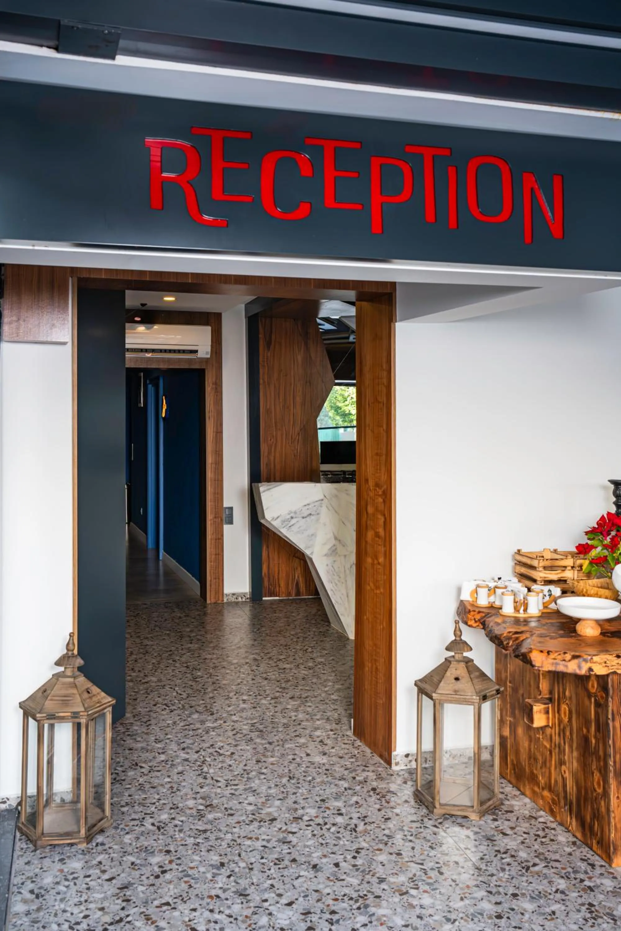 Lobby or reception in Lucky Monkey Midi Hotel