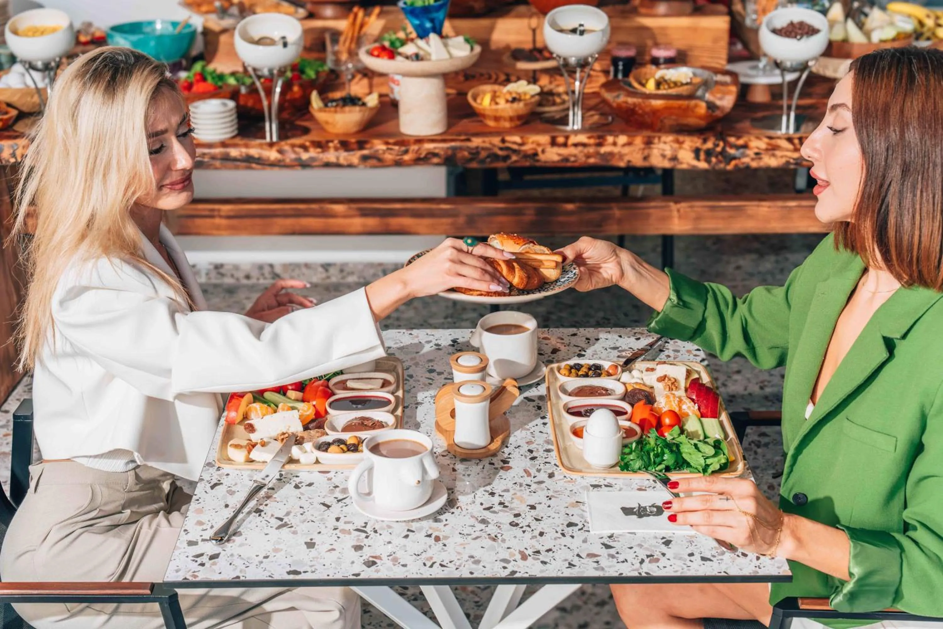 Restaurant/places to eat in Lucky Monkey Midi Hotel