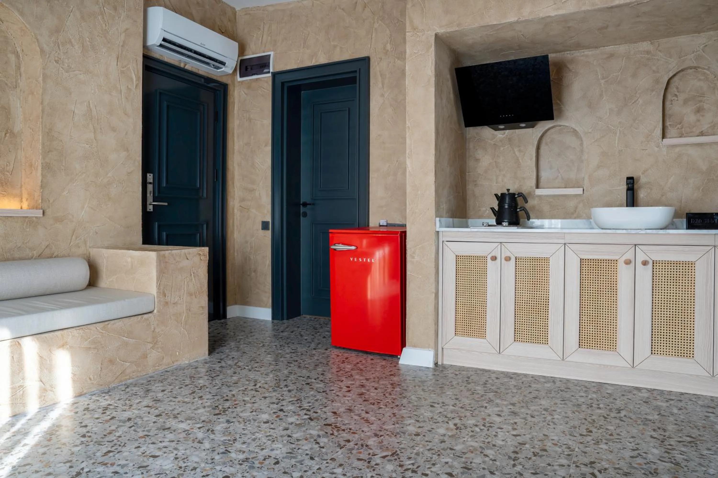 TV and multimedia in Lucky Monkey Midi Hotel