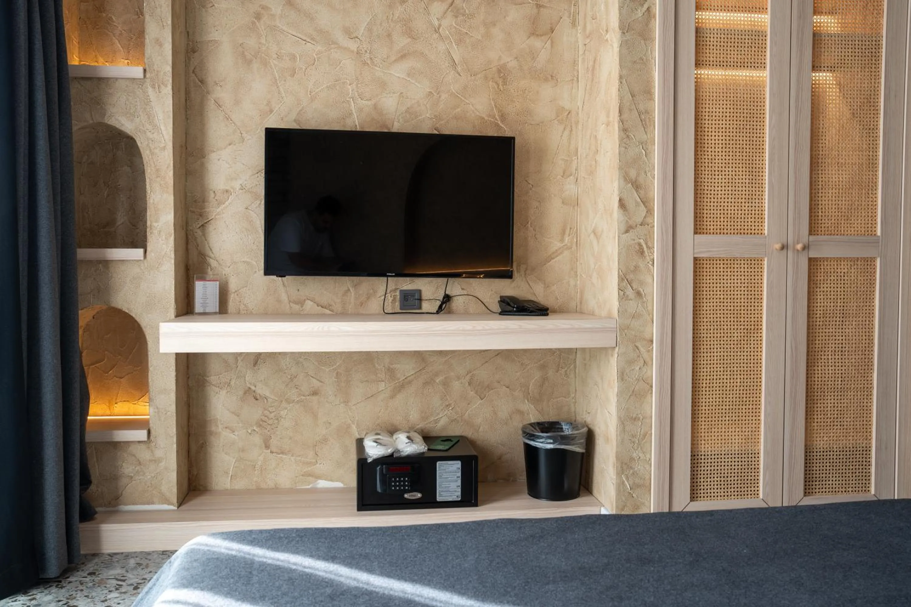 TV and multimedia, Bed in Lucky Monkey Midi Hotel