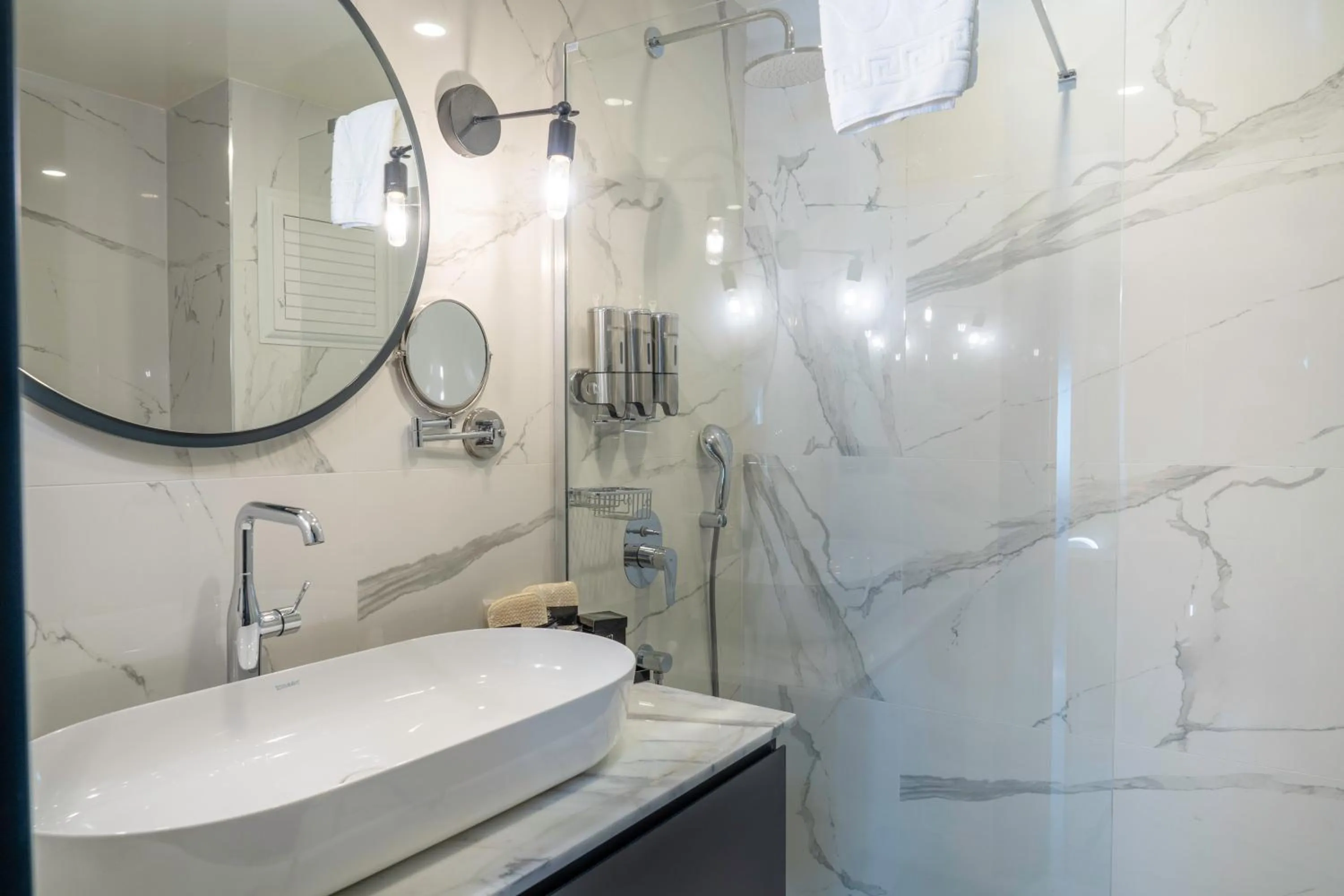 Shower in Lucky Monkey Midi Hotel