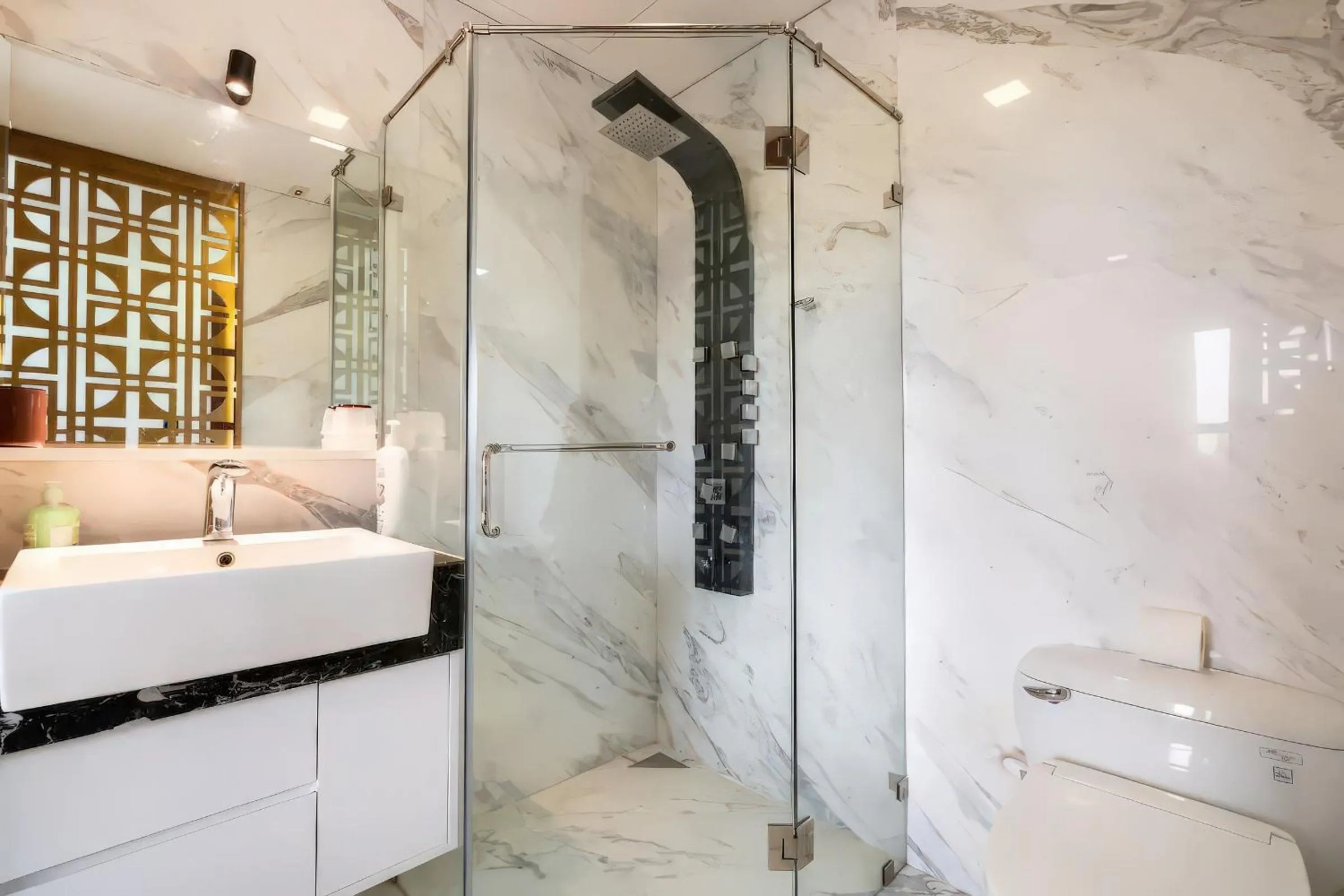 Shower in The Everich Infinity - China Town Apartment