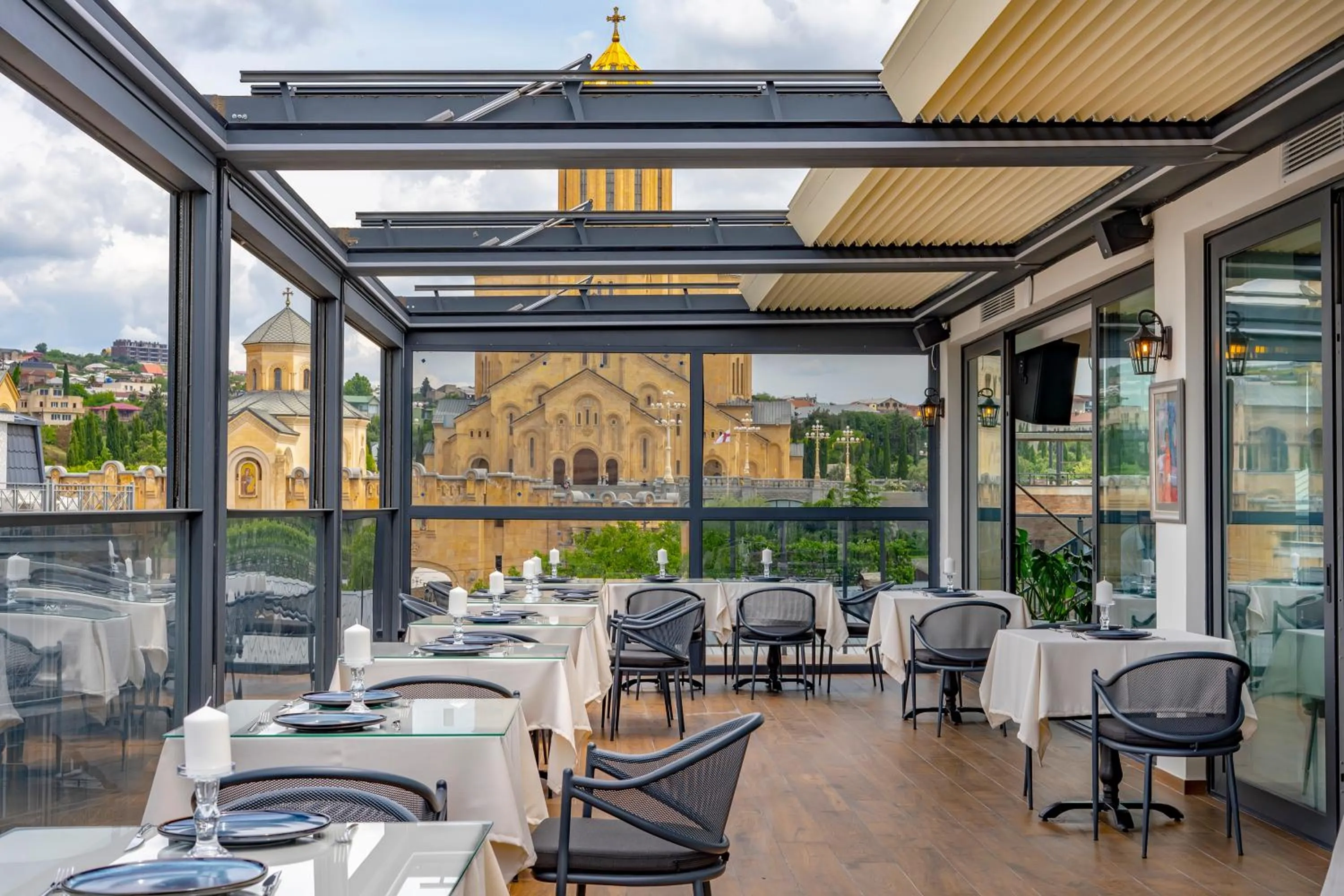 Restaurant/places to eat in Iris Hotel