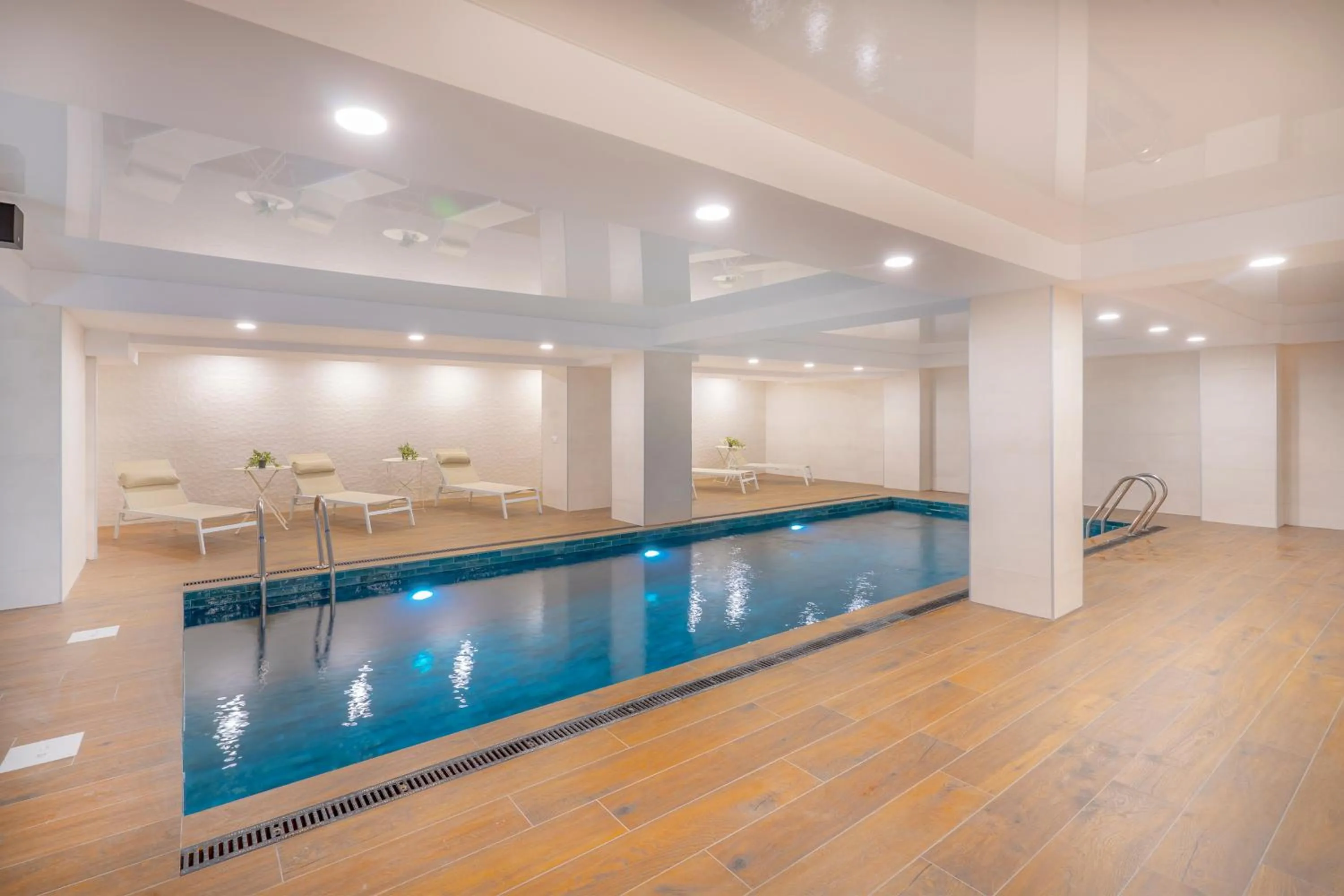 Swimming pool in Iris Hotel