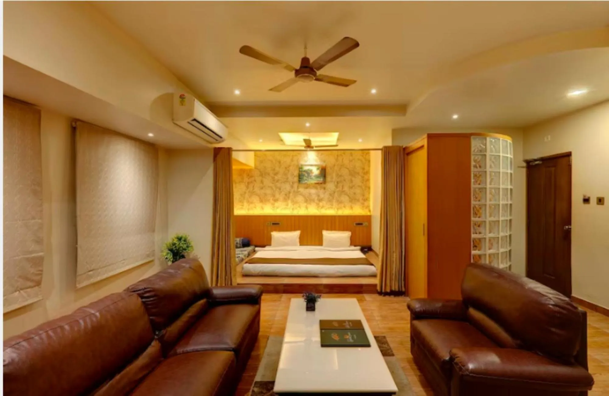 Hotel Orient Crown, Kolhapur