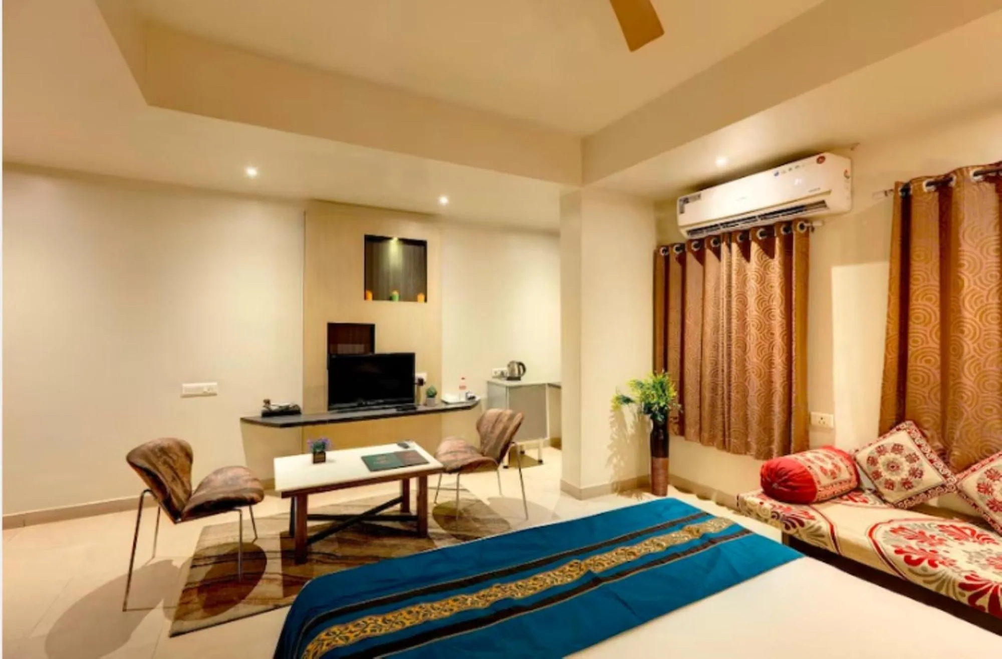 Bed in Hotel Orient Crown, Kolhapur