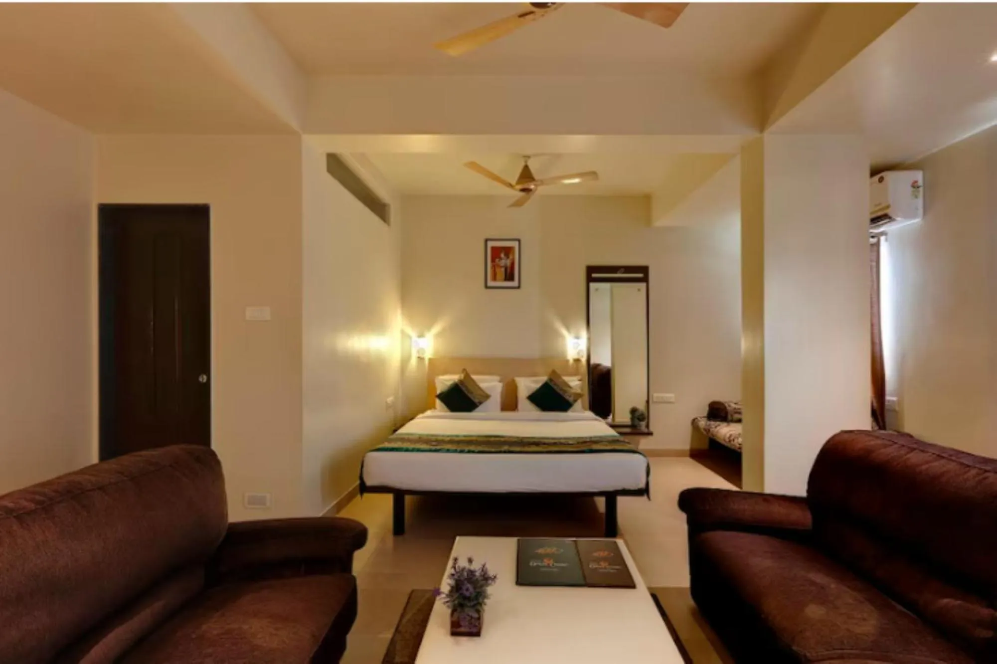 Hotel Orient Crown, Kolhapur