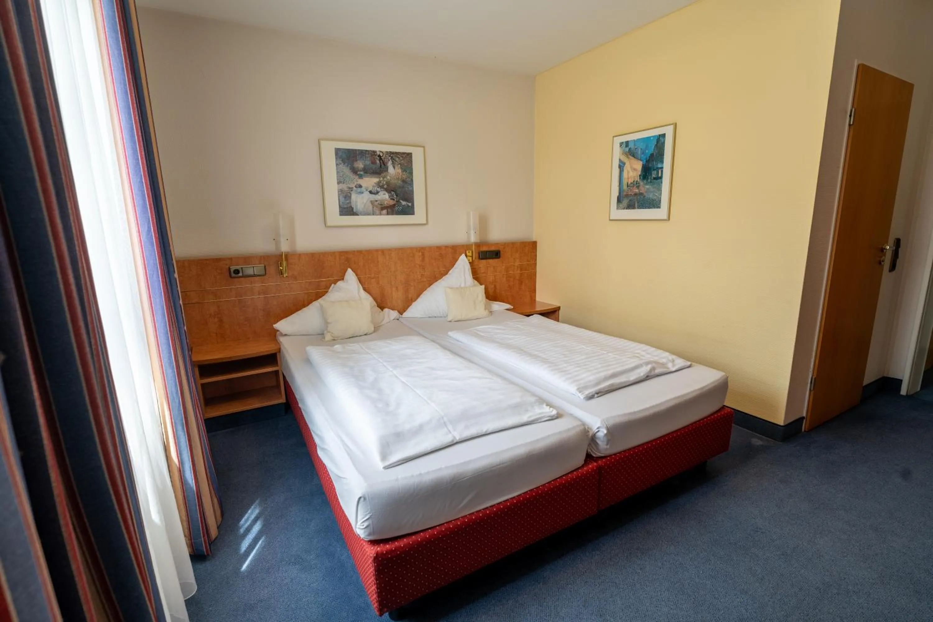 Bed in Airport Business Hotel Köln