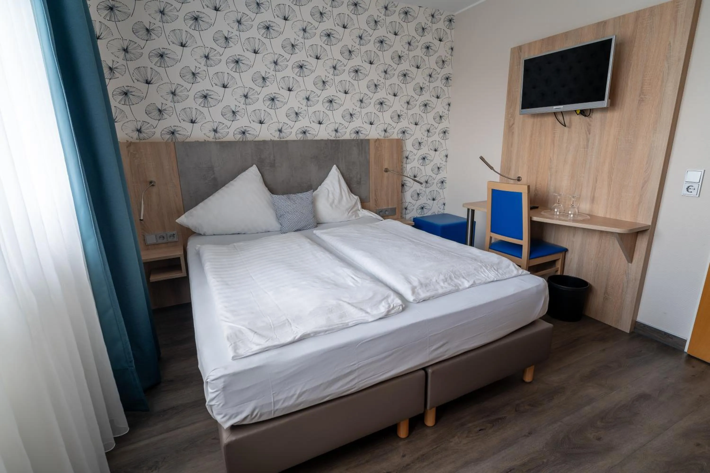 Photo of the whole room, Bed in Airport Business Hotel Köln