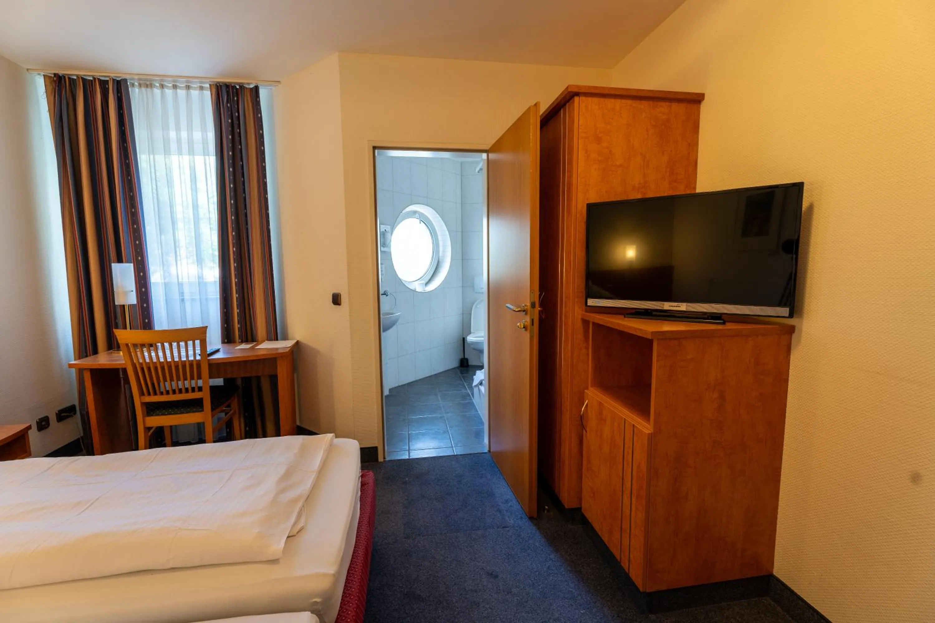 Photo of the whole room, Bed in Airport Business Hotel Köln