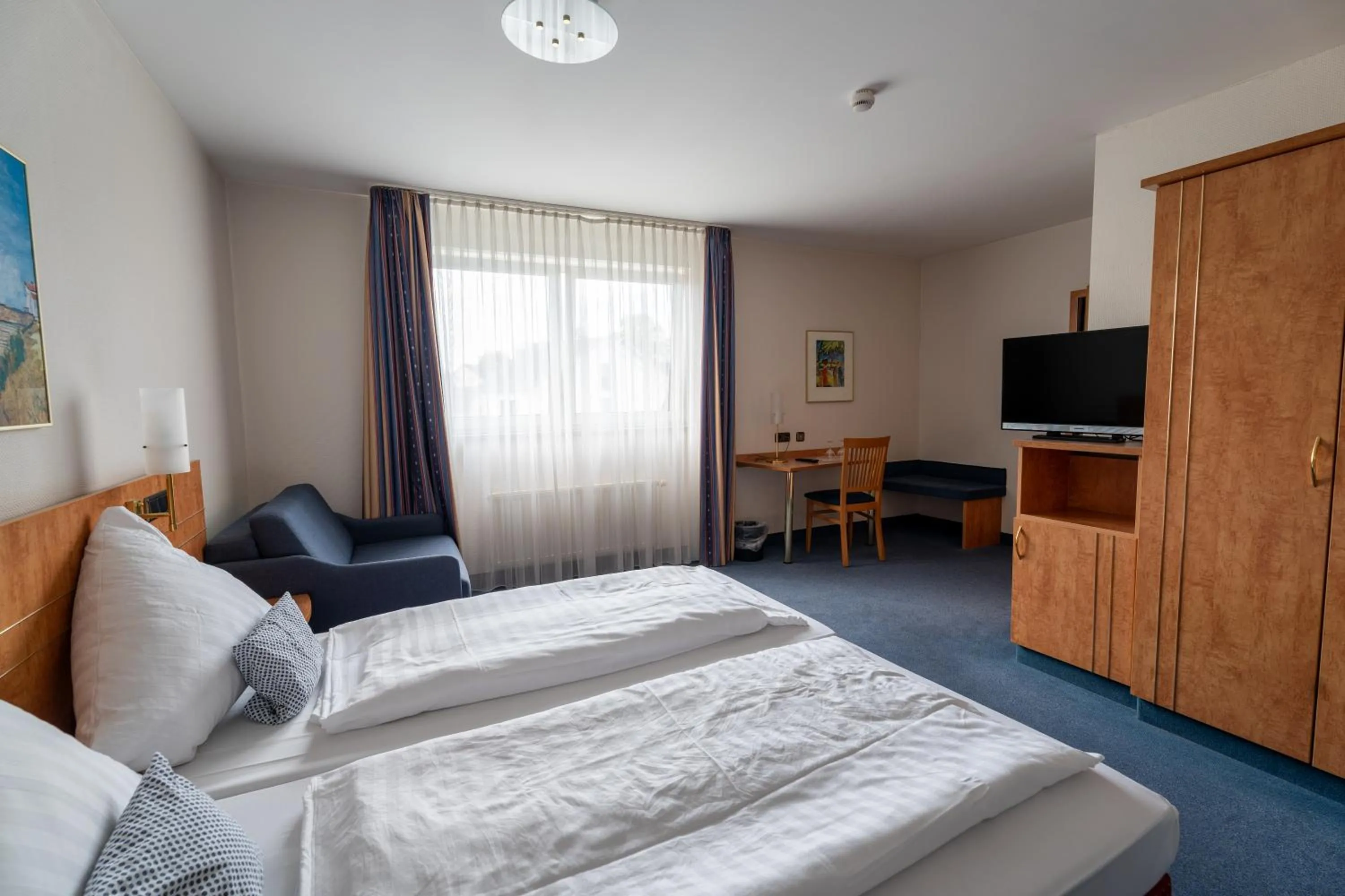 Photo of the whole room, Bed in Airport Business Hotel Köln