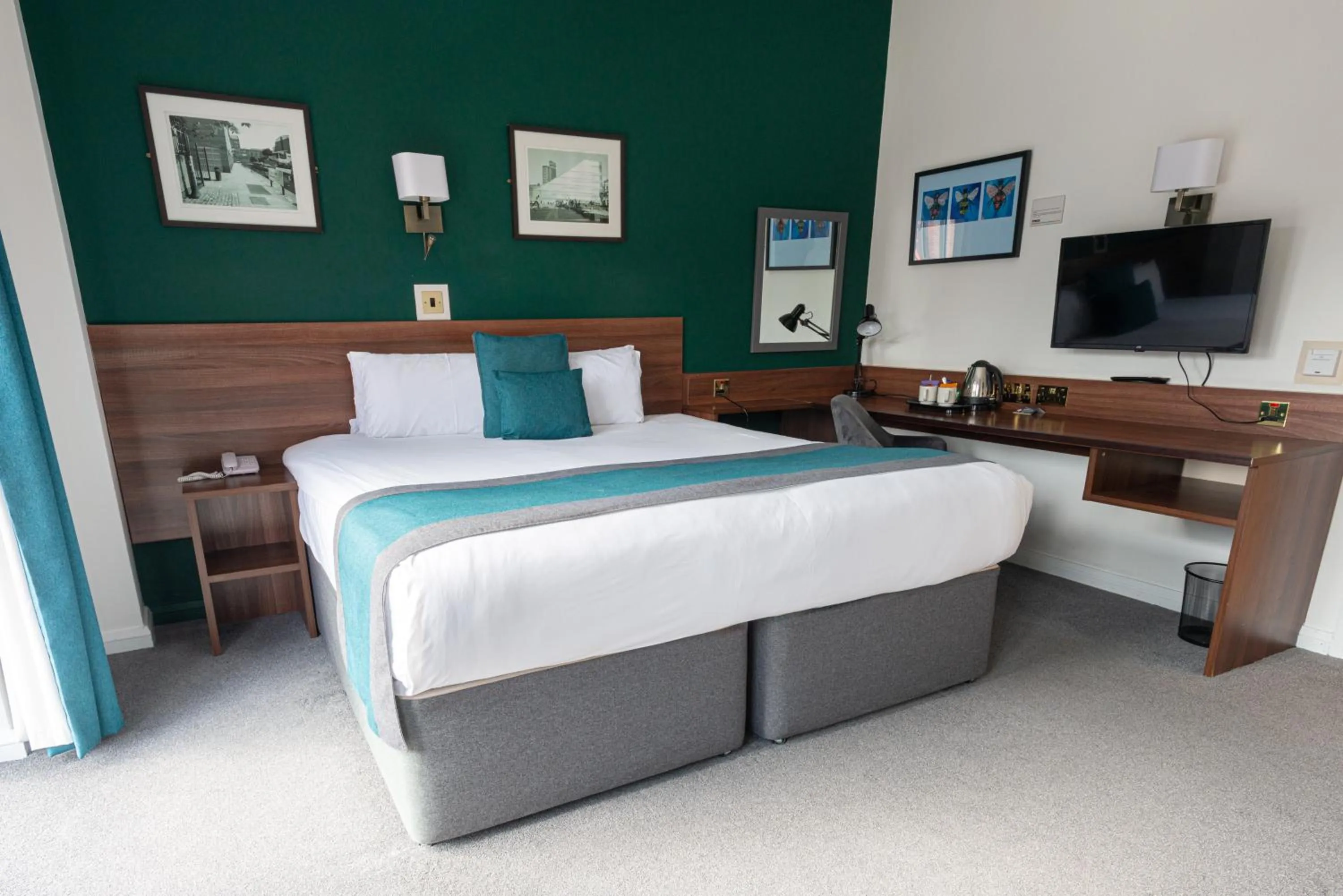 Communal lounge/ TV room, Bed in Castlefield Hotel