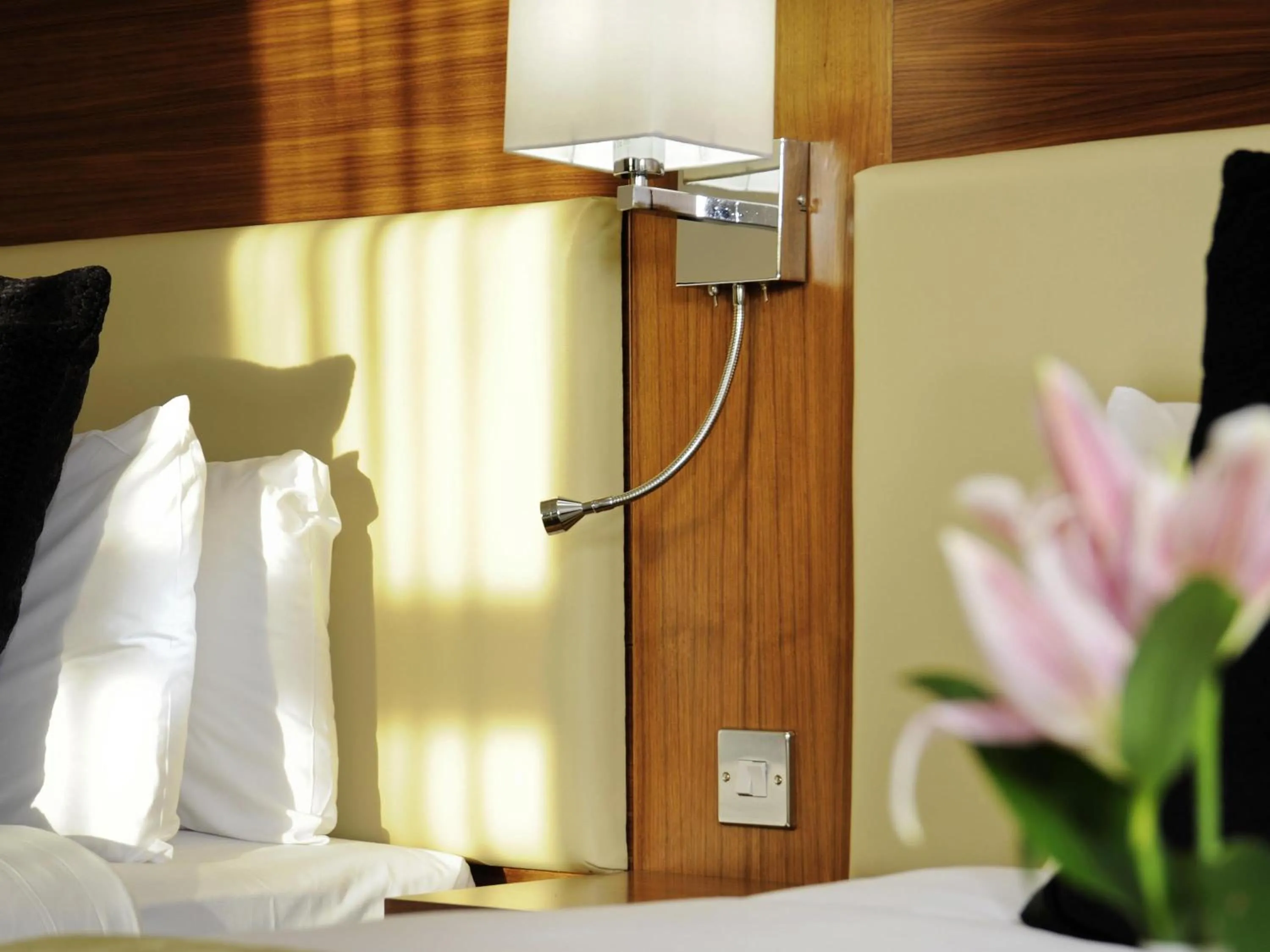 Bedroom, Bed in Mercure London Bloomsbury Hotel