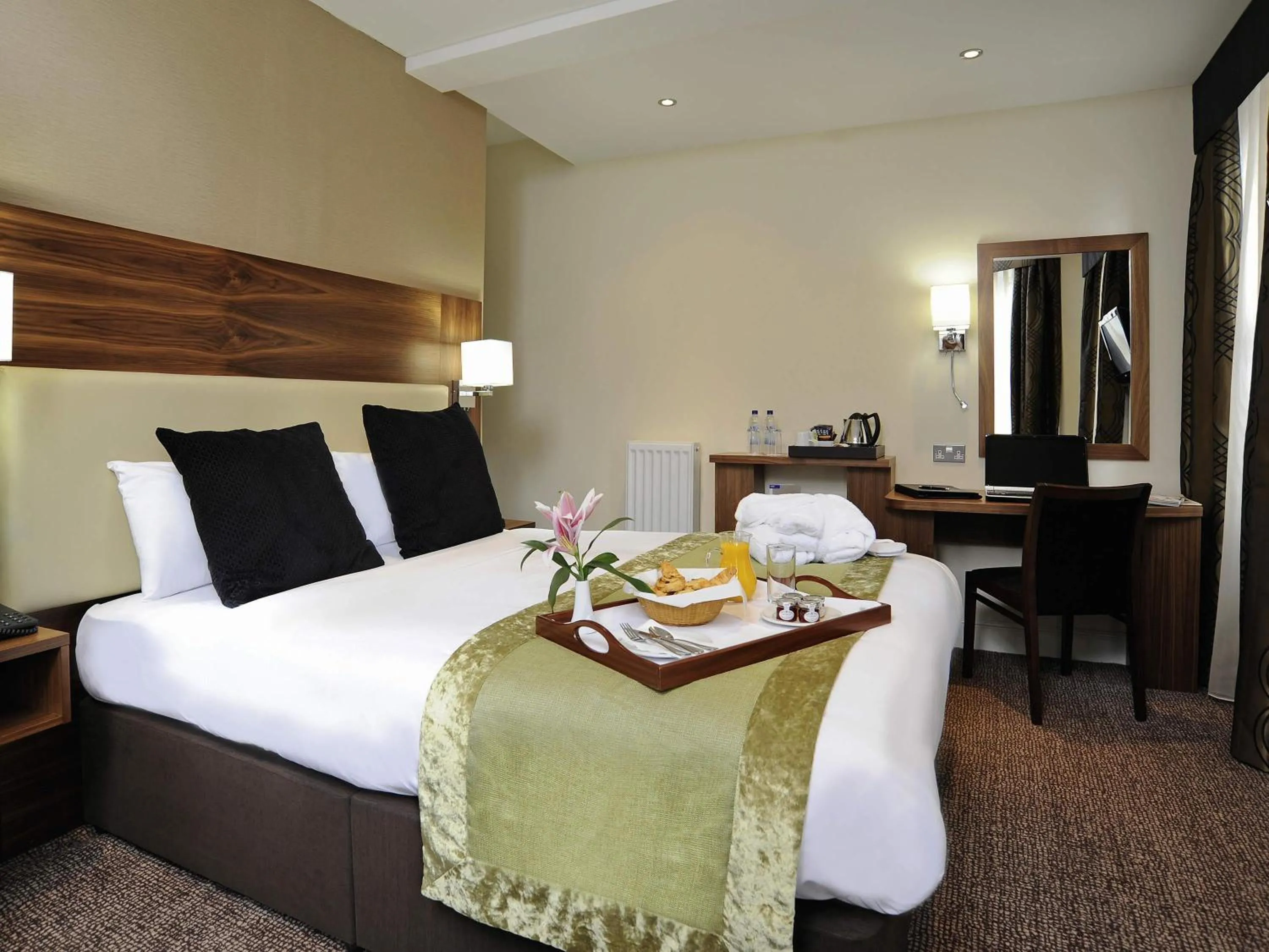 Bedroom, Bed in Mercure London Bloomsbury Hotel