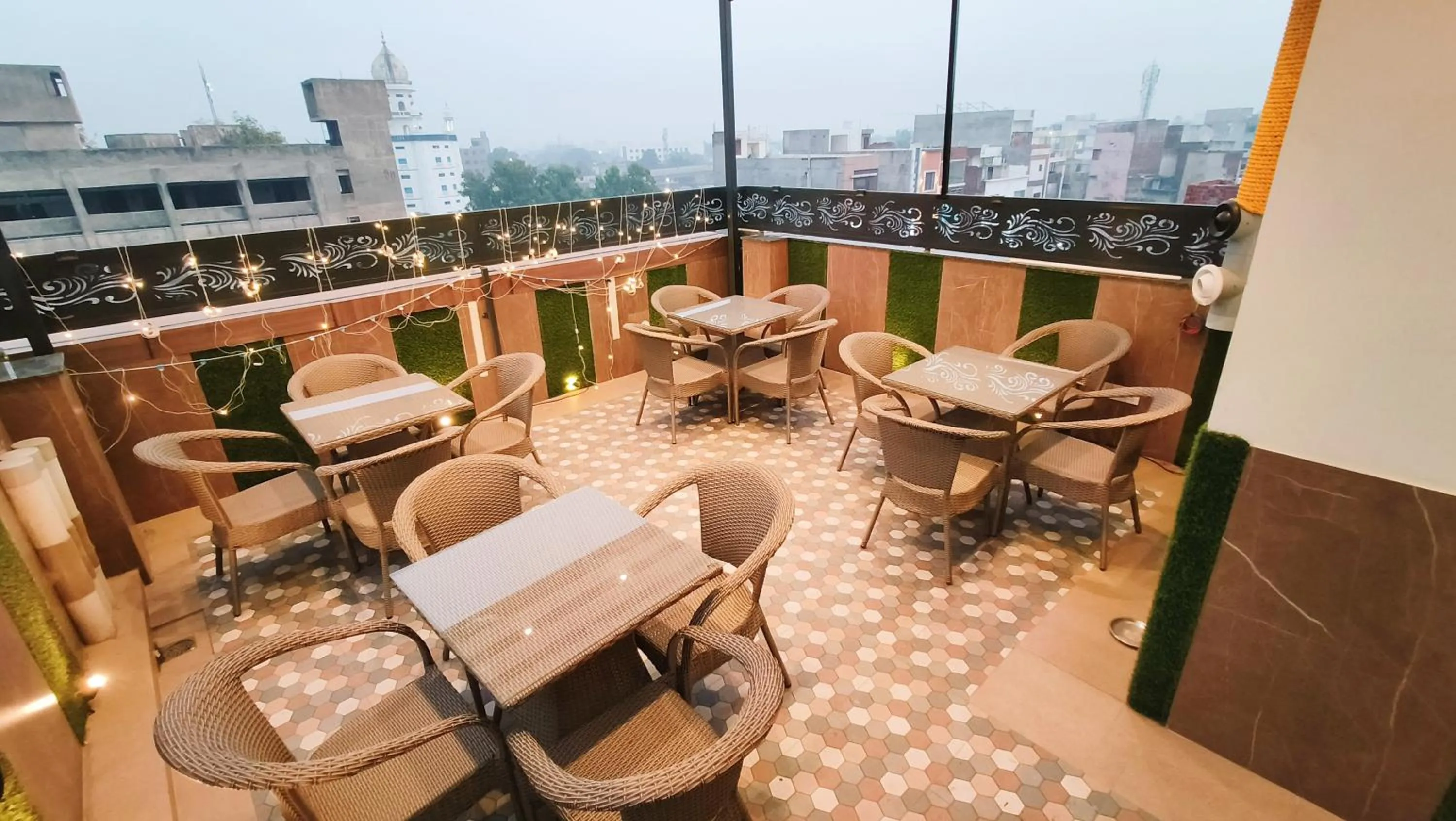 Restaurant/places to eat in Hotel Tango Traxx