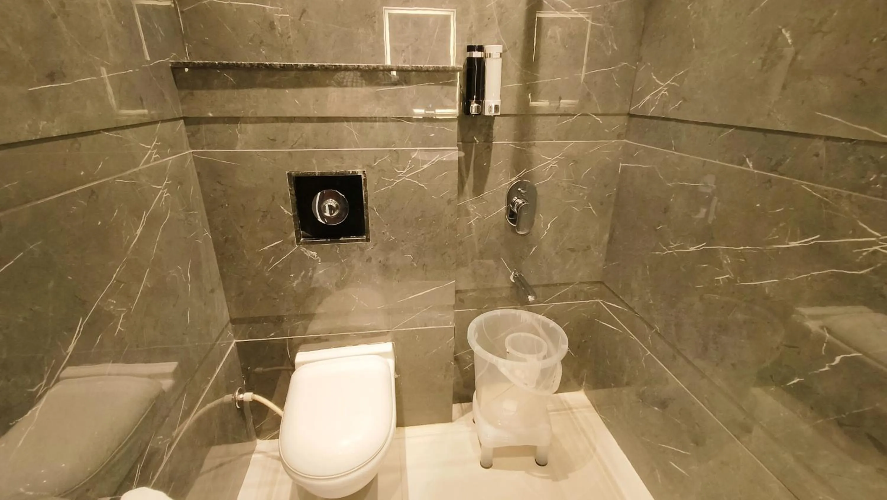 Shower in Hotel Tango Traxx