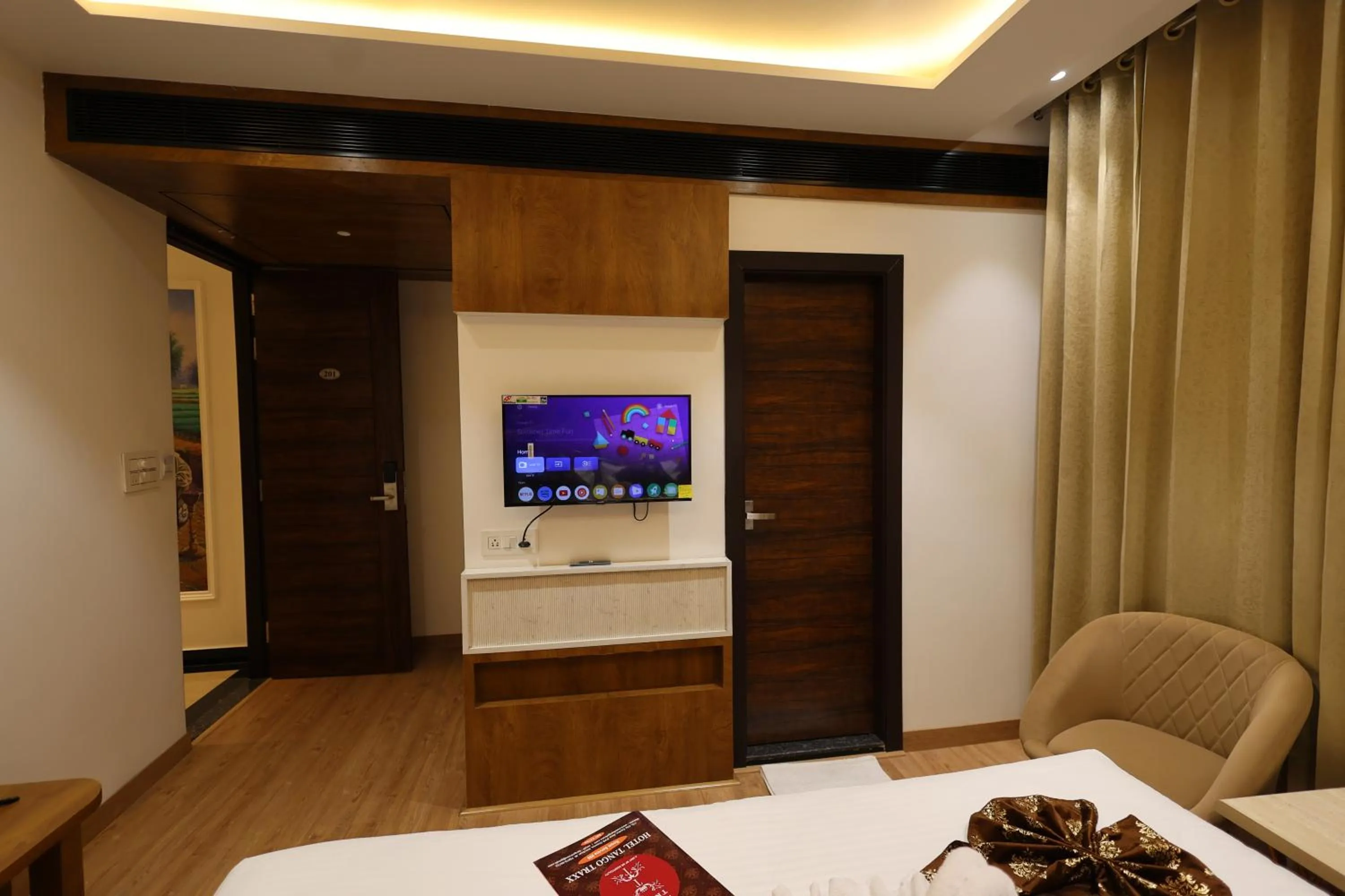 Communal lounge/ TV room, Bed in Hotel Tango Traxx