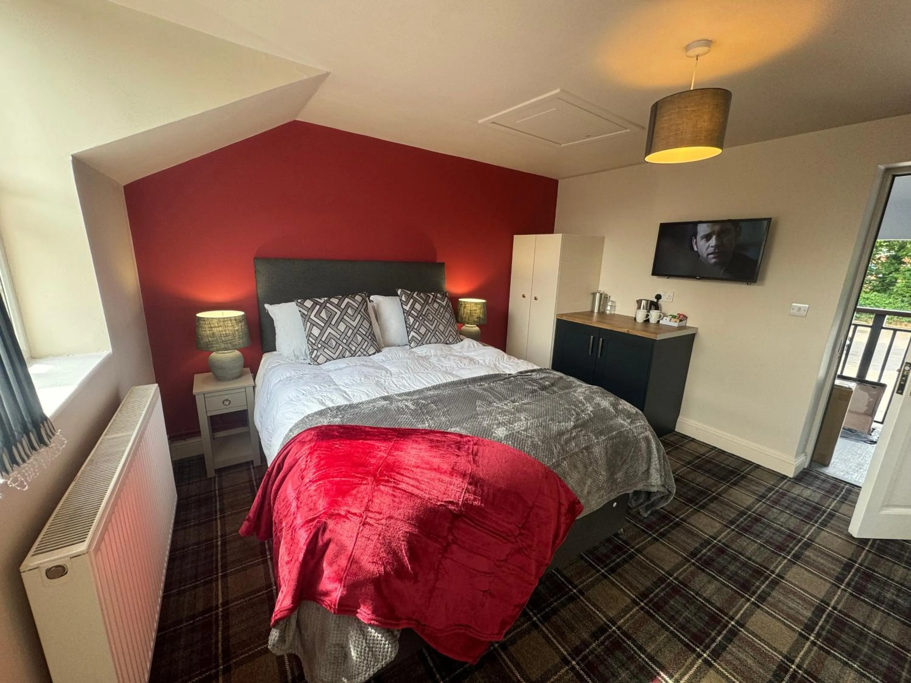 TV and multimedia, Bed in The Prince Albert Pub & Hotel with onsite FREE PARKING 2 minutes from Legoland