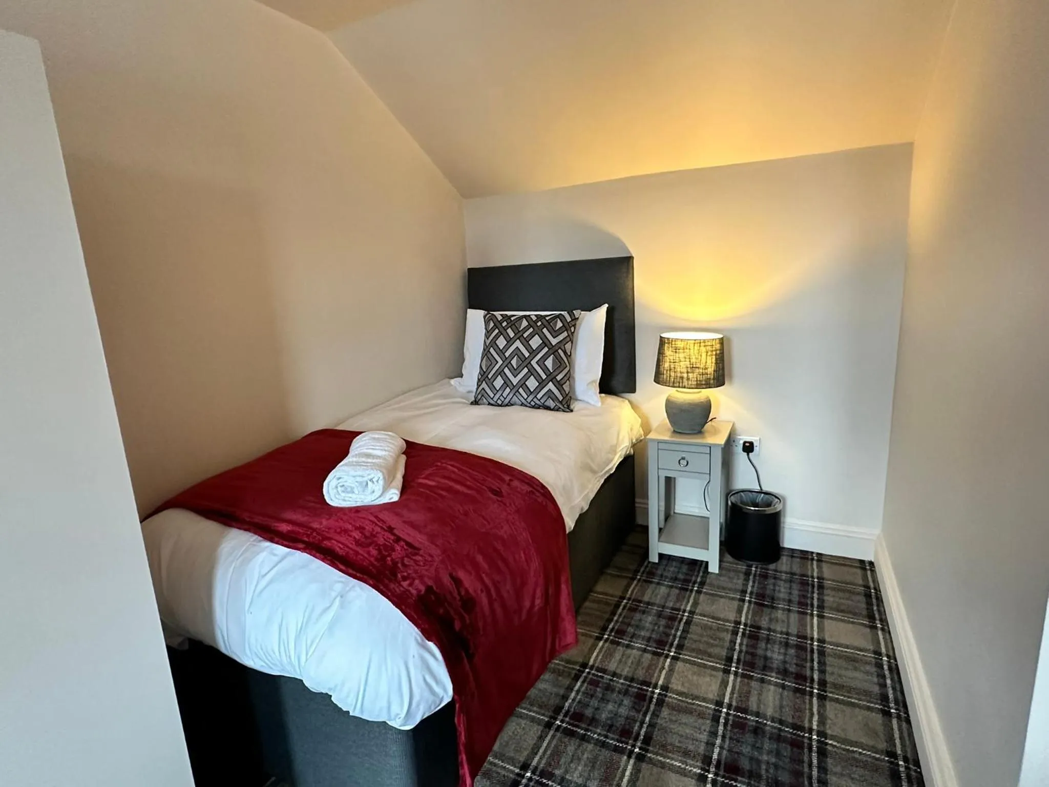 Bedroom, Bed in The Prince Albert Pub & Hotel with onsite FREE PARKING 2 minutes from Legoland