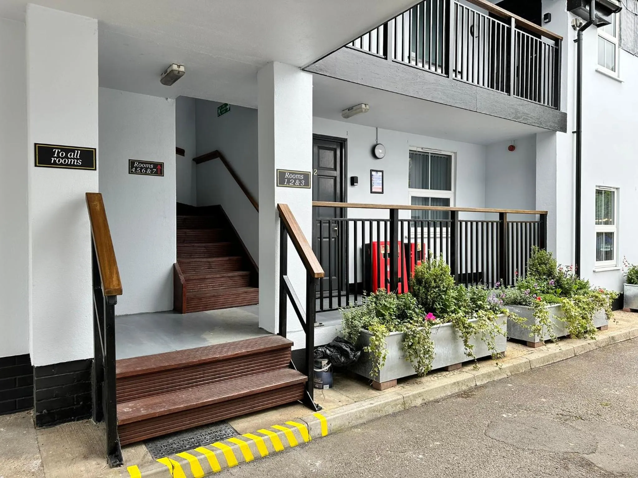 Property building in The Prince Albert Pub & Hotel with onsite FREE PARKING 2 minutes from Legoland