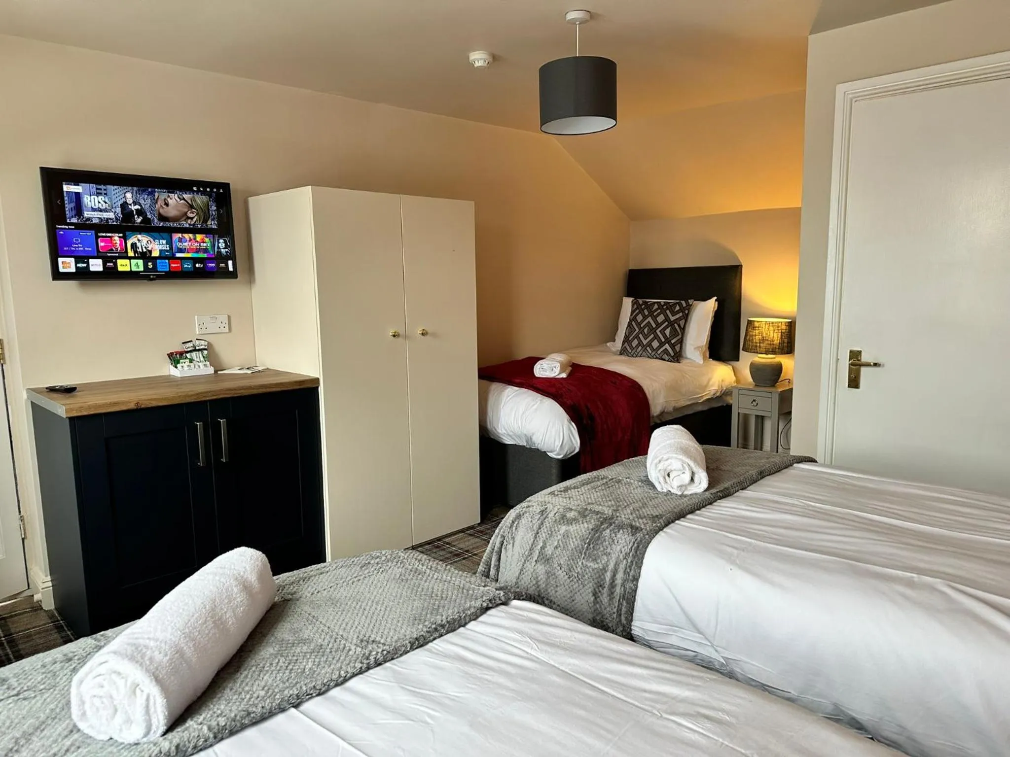 Bed in The Prince Albert Pub & Hotel with onsite FREE PARKING 2 minutes from Legoland