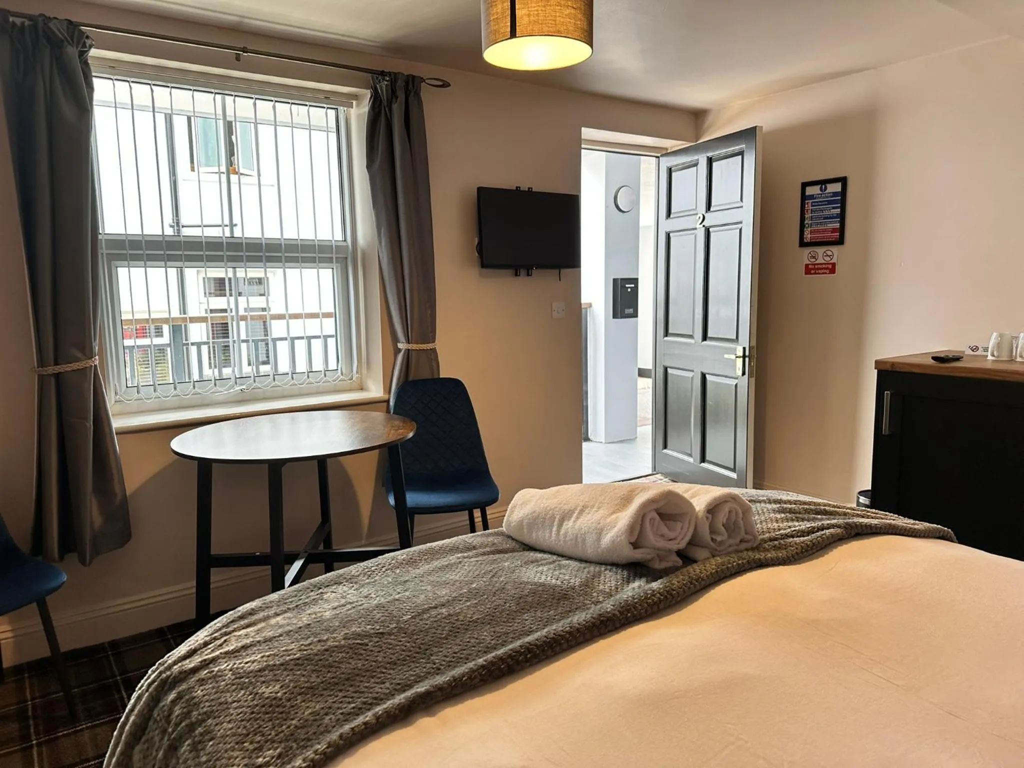 Bed in The Prince Albert Pub & Hotel with onsite FREE PARKING 2 minutes from Legoland