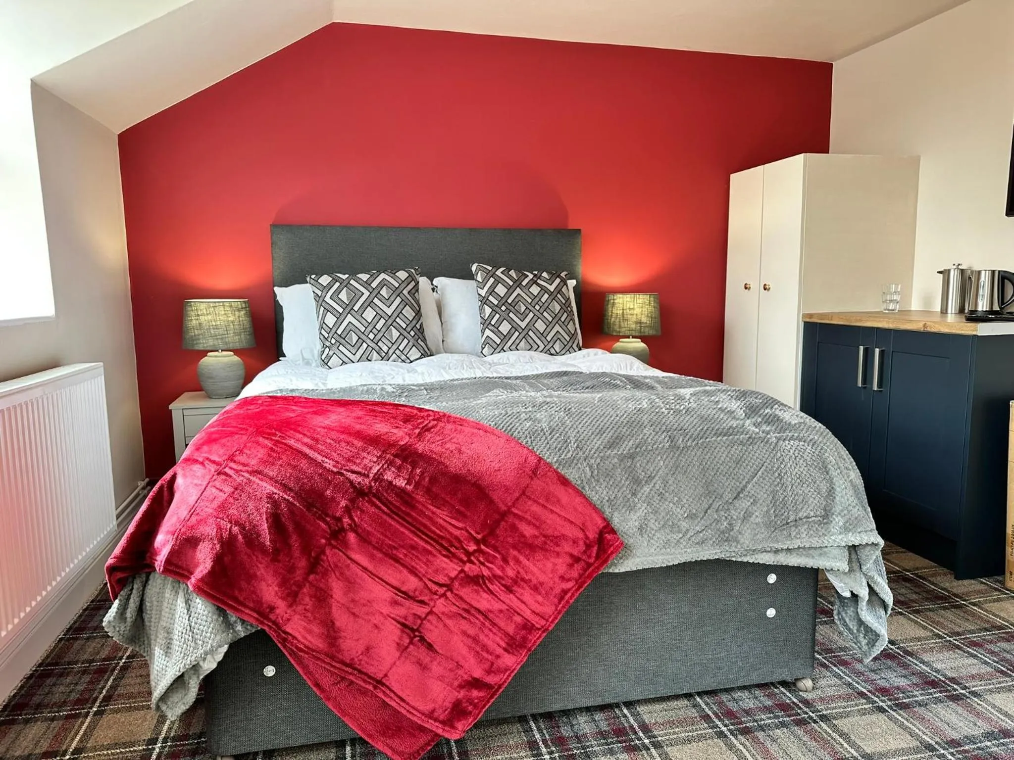 Bed in The Prince Albert Pub & Hotel with onsite FREE PARKING 2 minutes from Legoland