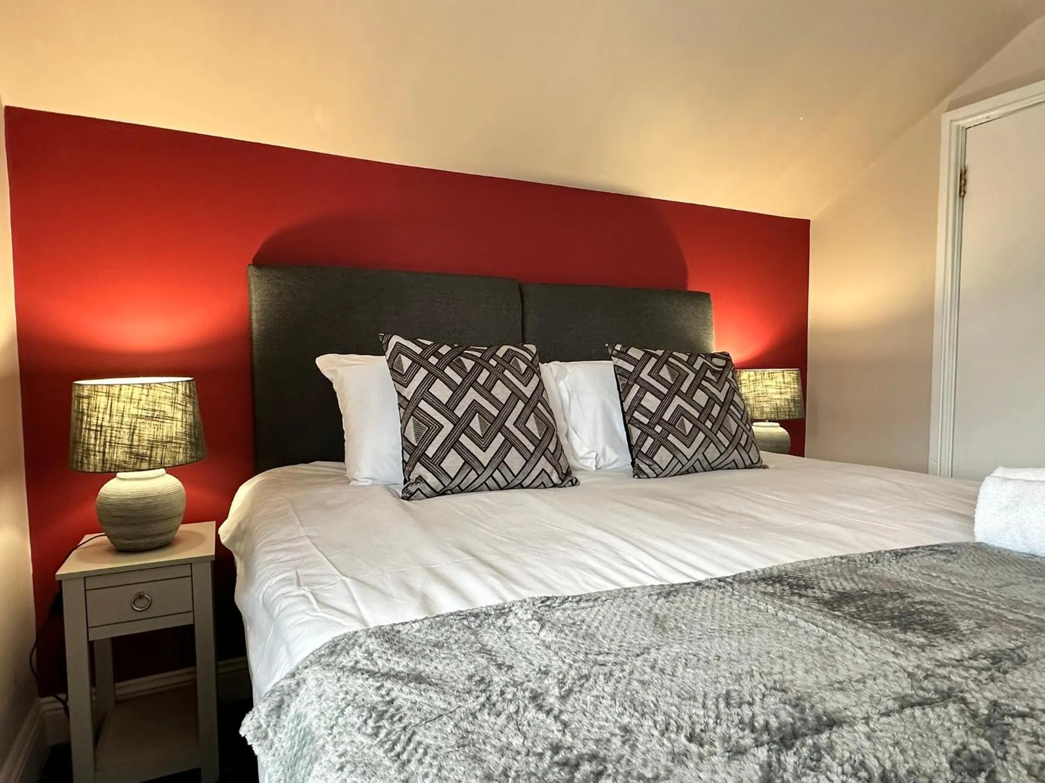 Bed in The Prince Albert Pub & Hotel with onsite FREE PARKING 2 minutes from Legoland