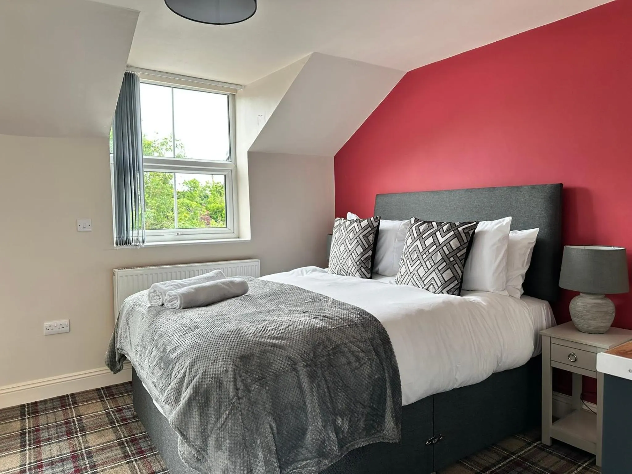 Bedroom, Bed in The Prince Albert Pub & Hotel with onsite FREE PARKING 2 minutes from Legoland