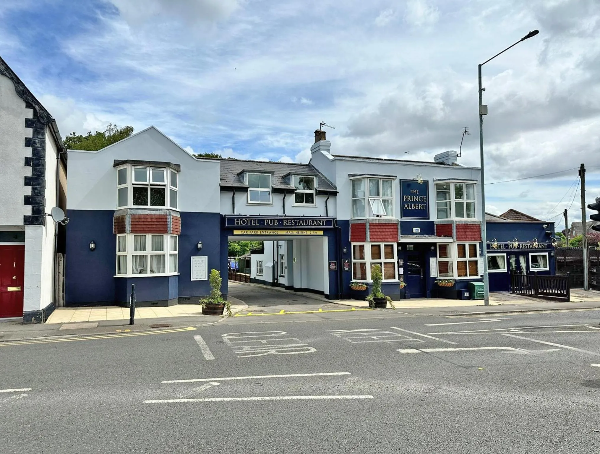 Property building in The Prince Albert Pub & Hotel with onsite FREE PARKING 2 minutes from Legoland