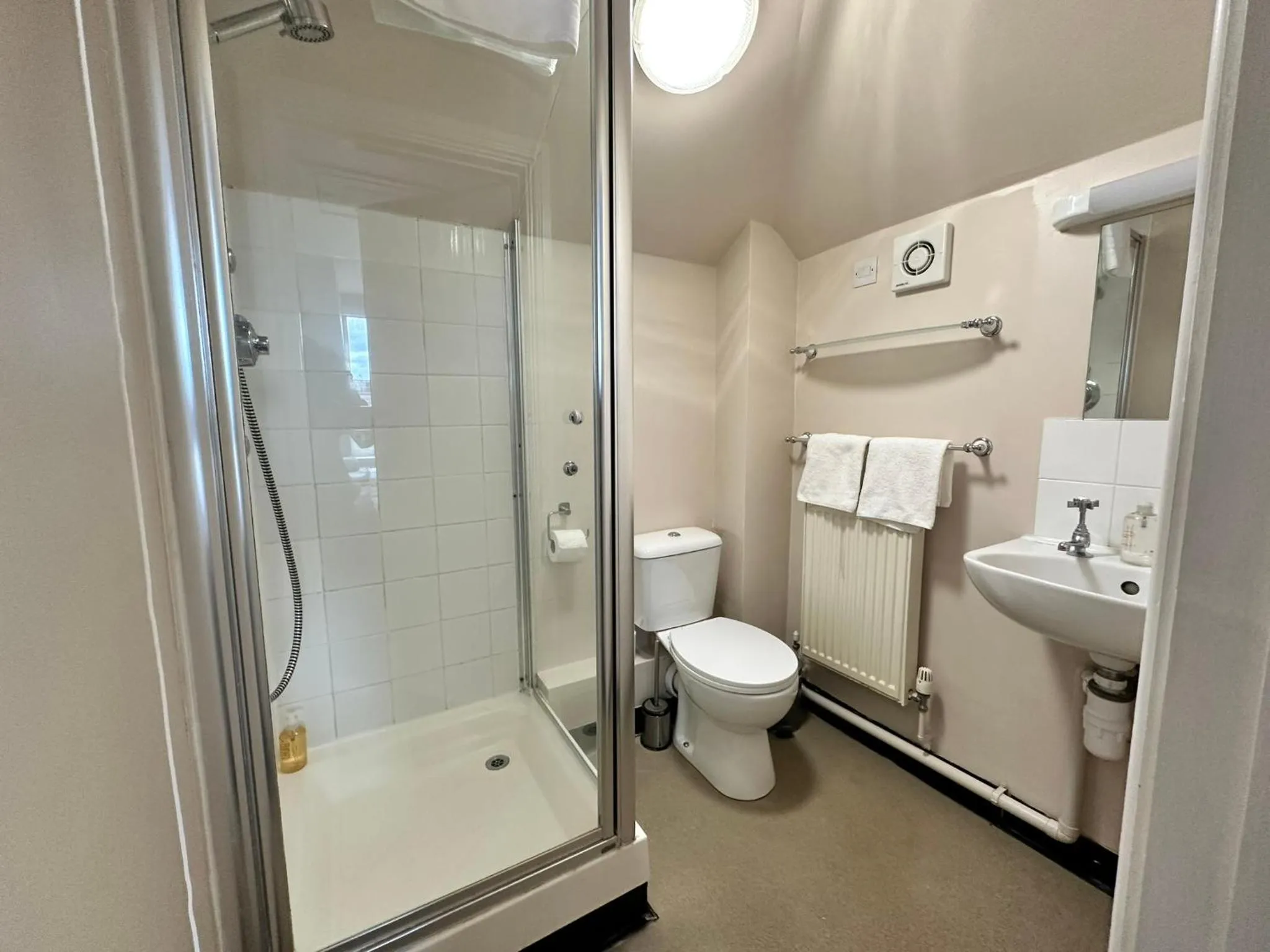 Shower in The Prince Albert Pub & Hotel with onsite FREE PARKING 2 minutes from Legoland