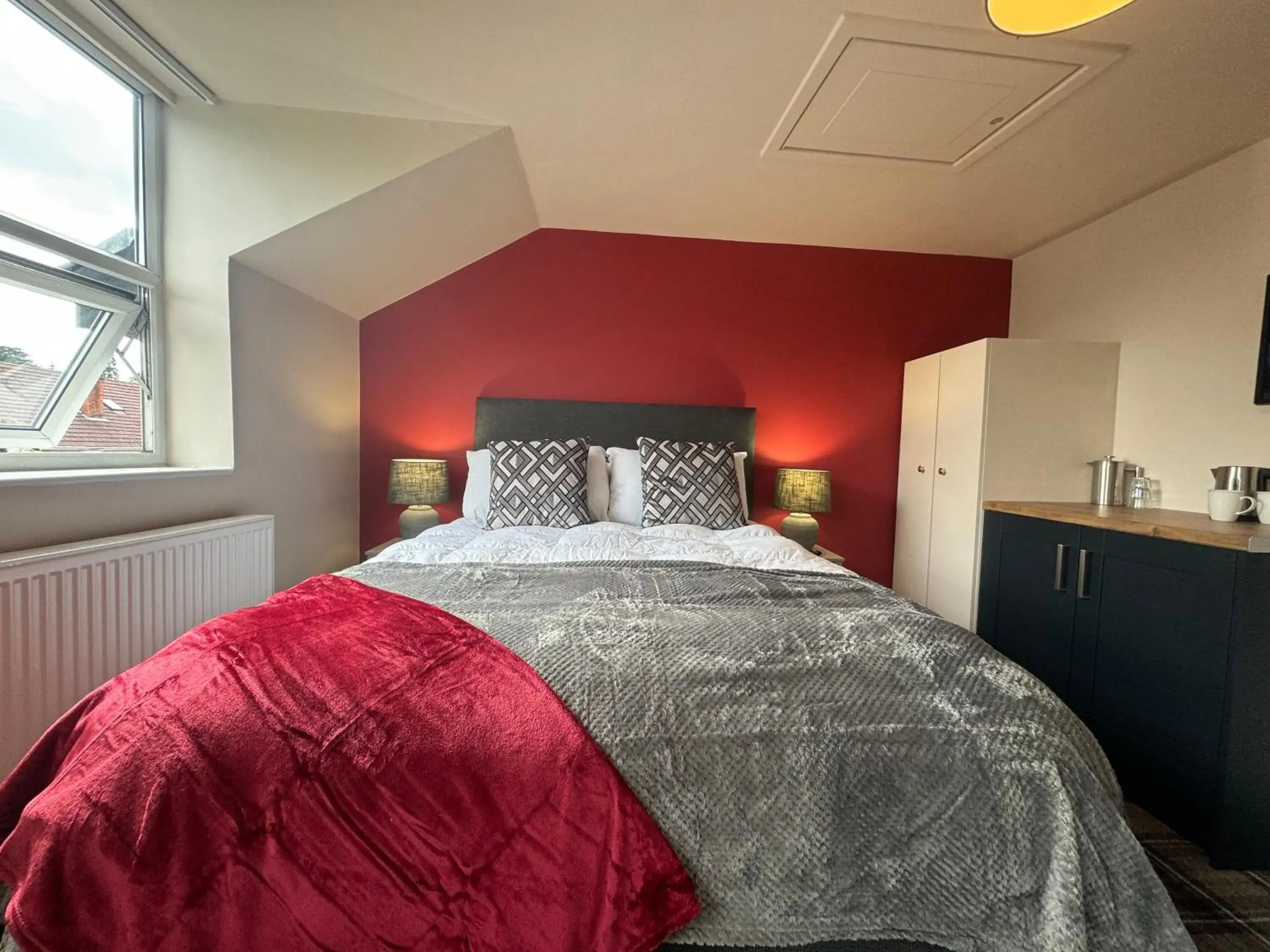 Family Room in The Prince Albert Pub & Hotel with onsite FREE PARKING 2 minutes from Legoland Family Room in The Prince Albert Pub & Hotel with onsite FREE PARKING 2 minutes from Legoland