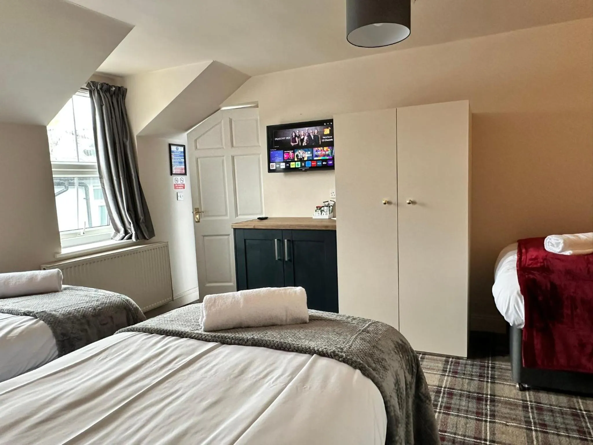 Bed in The Prince Albert Pub & Hotel with onsite FREE PARKING 2 minutes from Legoland