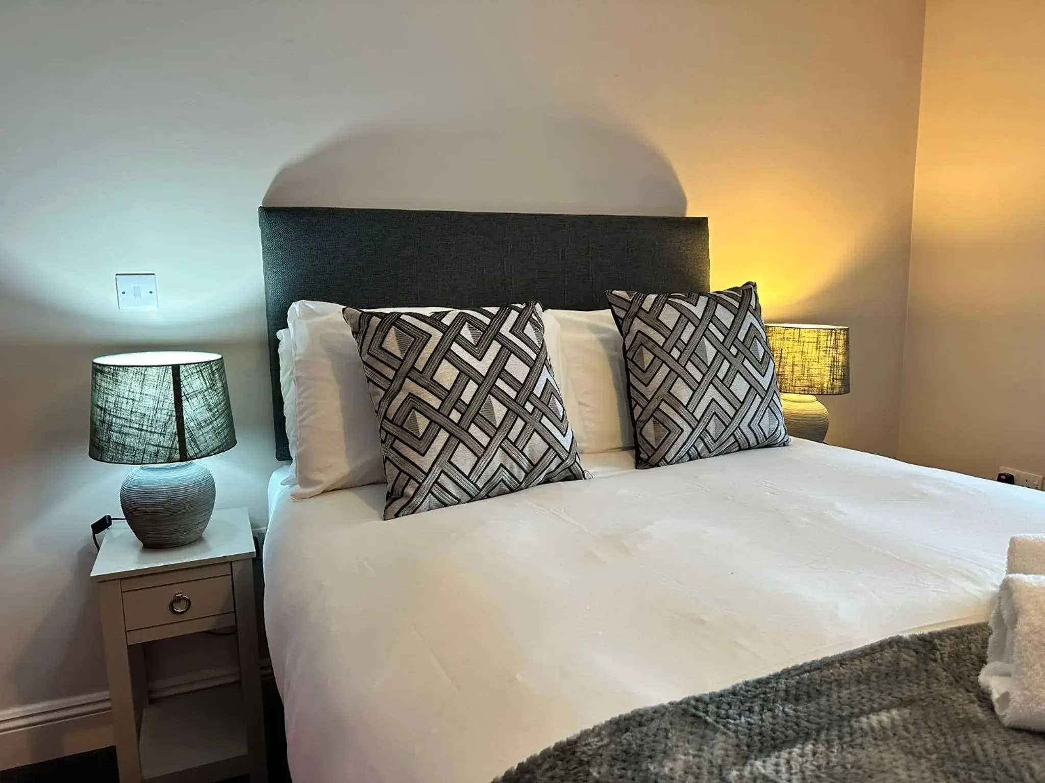 Double Room - Disability Access in The Prince Albert Pub & Hotel with onsite FREE PARKING 2 minutes from Legoland Double Room - Disability Access in The Prince Albert Pub & Hotel with onsite FREE PARKING 2 minutes from Legoland