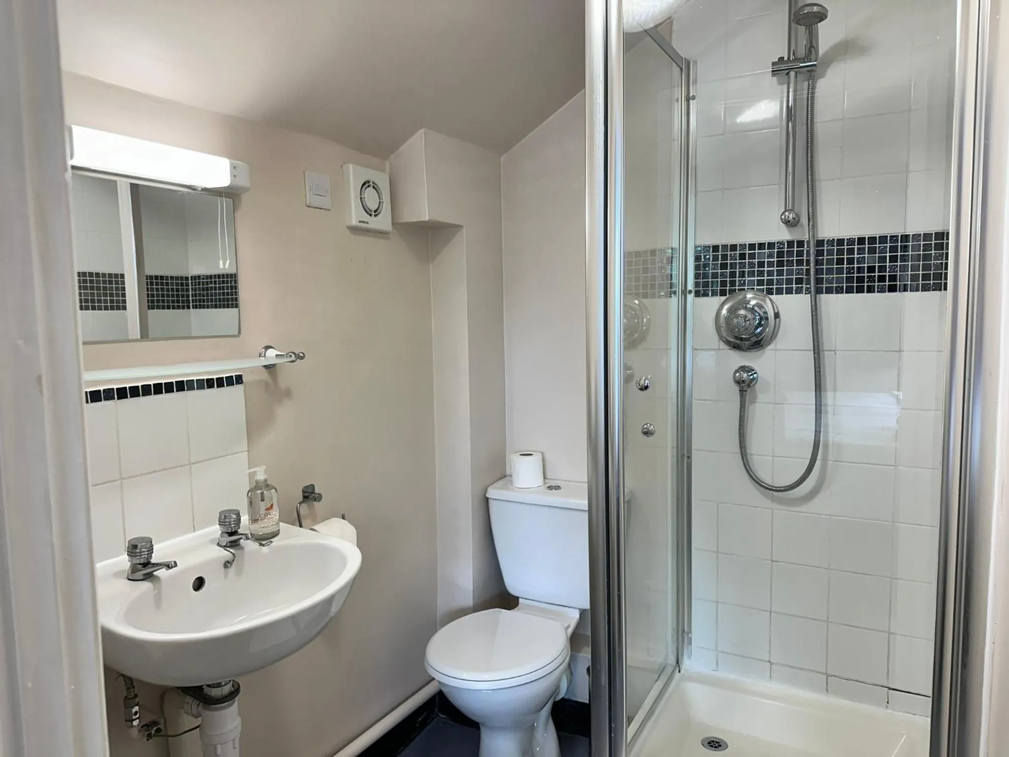 Shower in The Prince Albert Pub & Hotel with onsite FREE PARKING 2 minutes from Legoland
