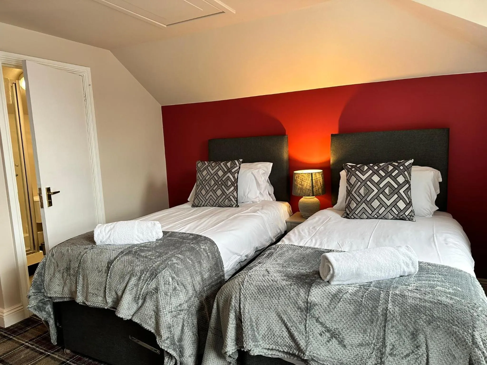 Bed in The Prince Albert Pub & Hotel with onsite FREE PARKING 2 minutes from Legoland