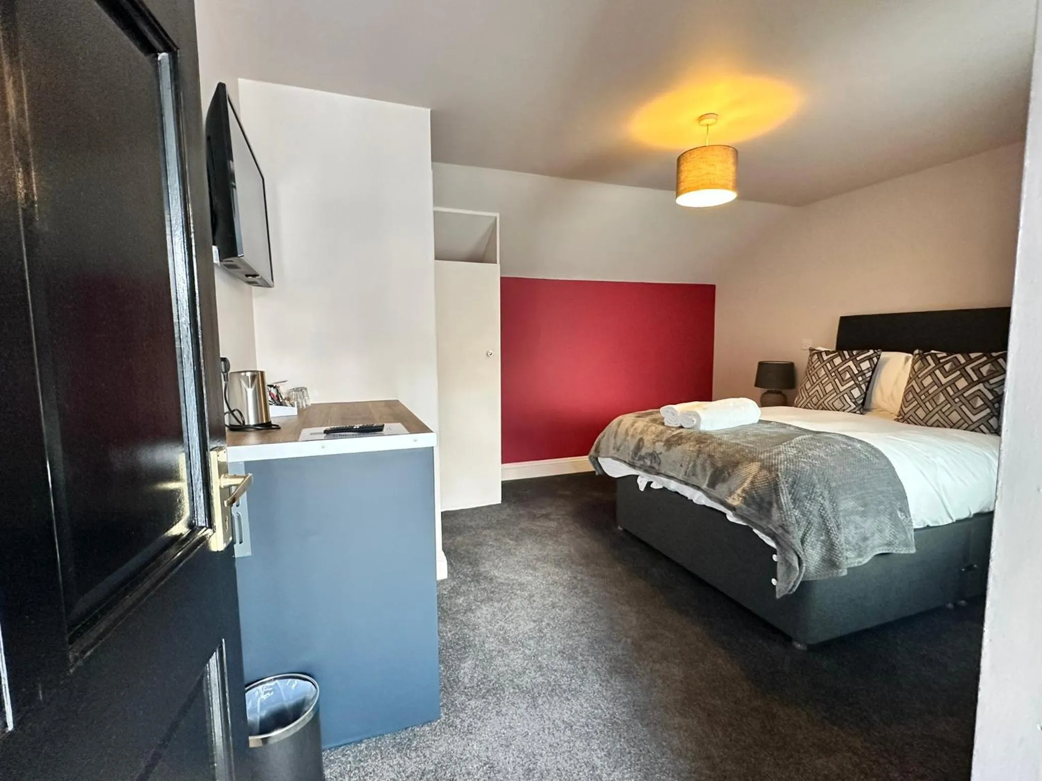 Bed in The Prince Albert Pub & Hotel with onsite FREE PARKING 2 minutes from Legoland