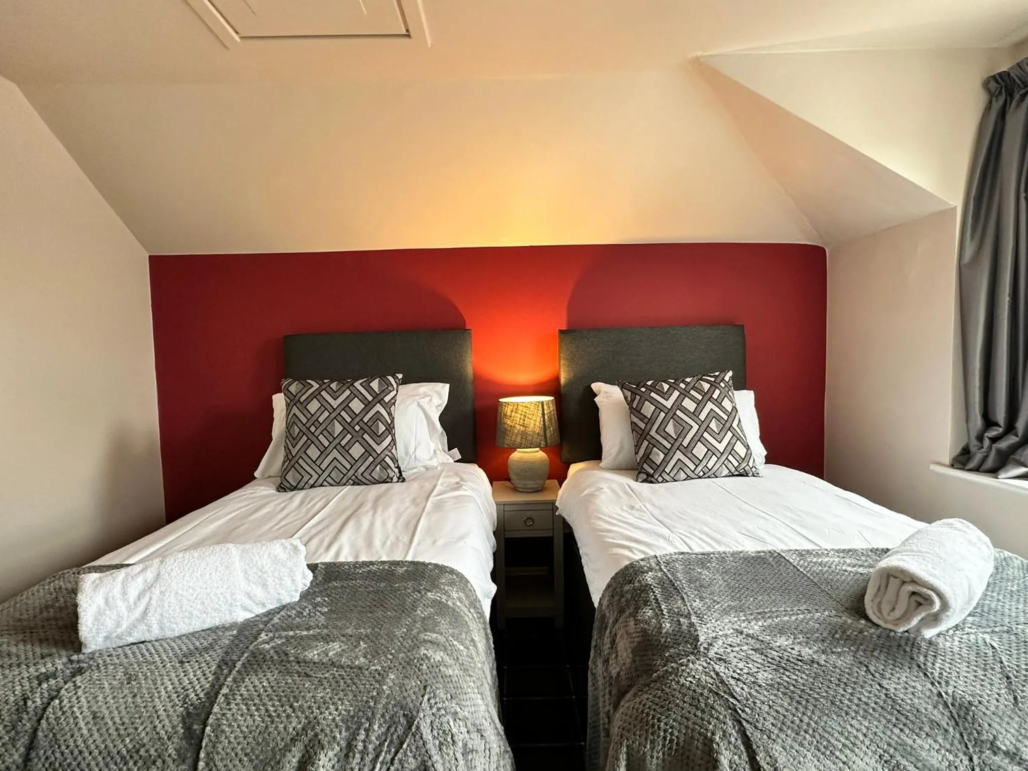 Bed in The Prince Albert Pub & Hotel with onsite FREE PARKING 2 minutes from Legoland