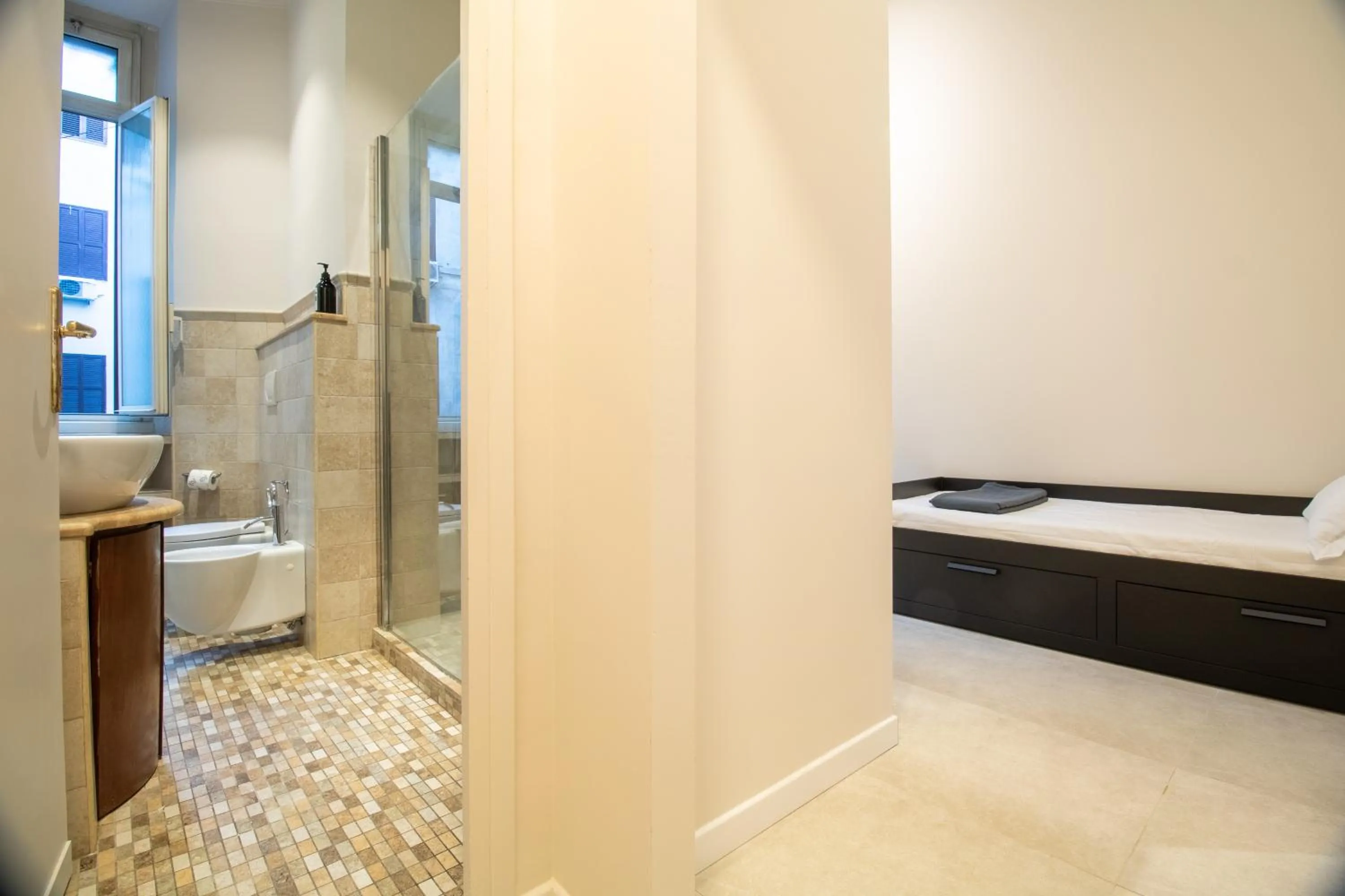 Shower in Guesthouse Emilio